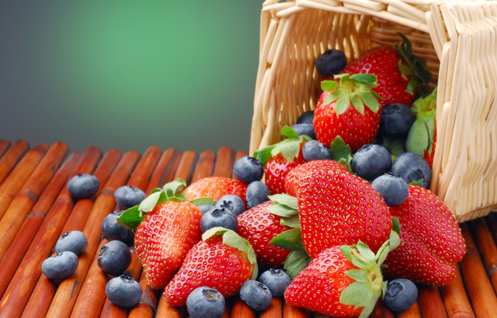 Handy-Wallpaper Lebensmittel, Blueberry, Obst, Erdbeere kostenlos herunterladen.