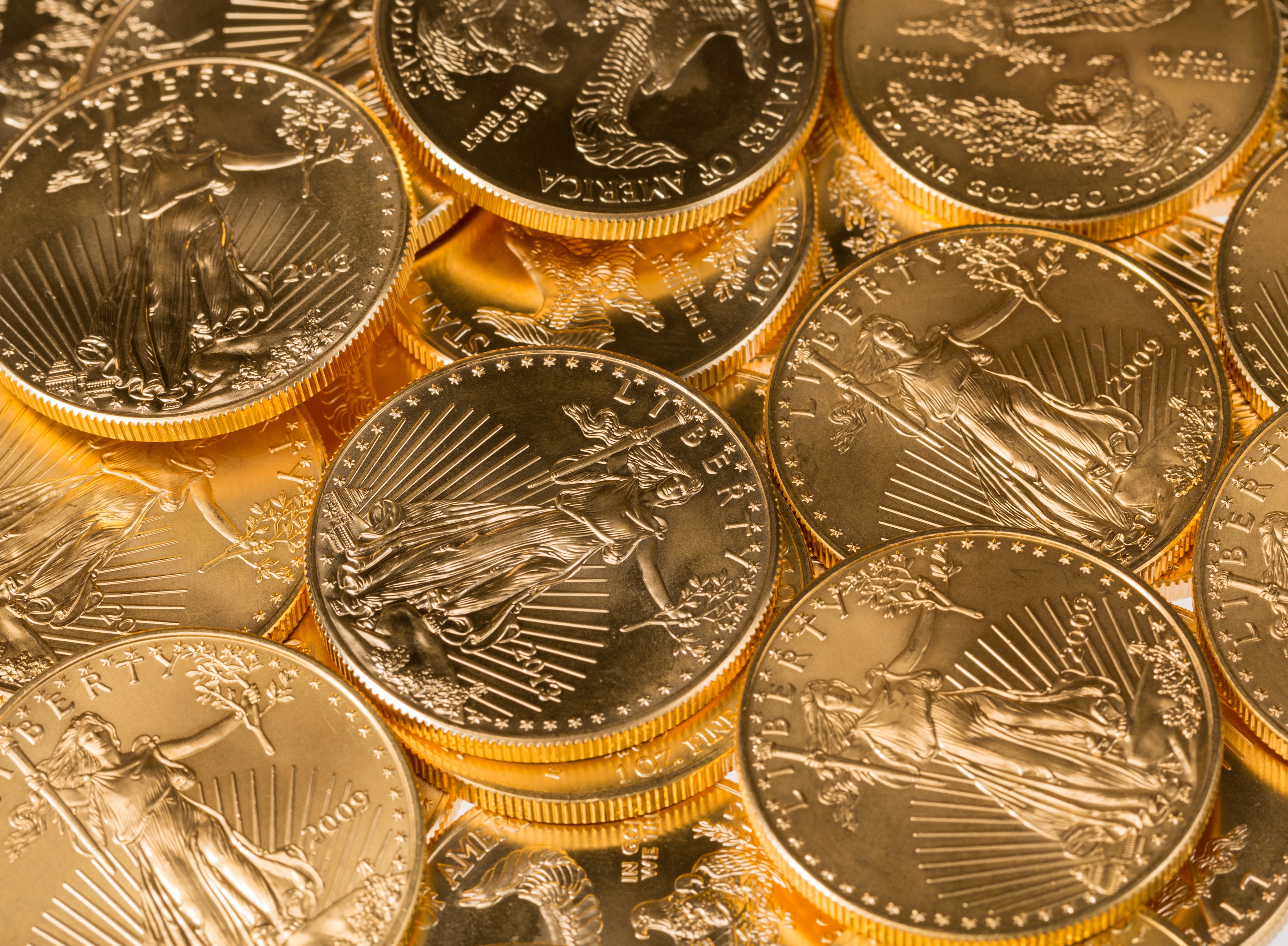 Золотые монеты и купюры