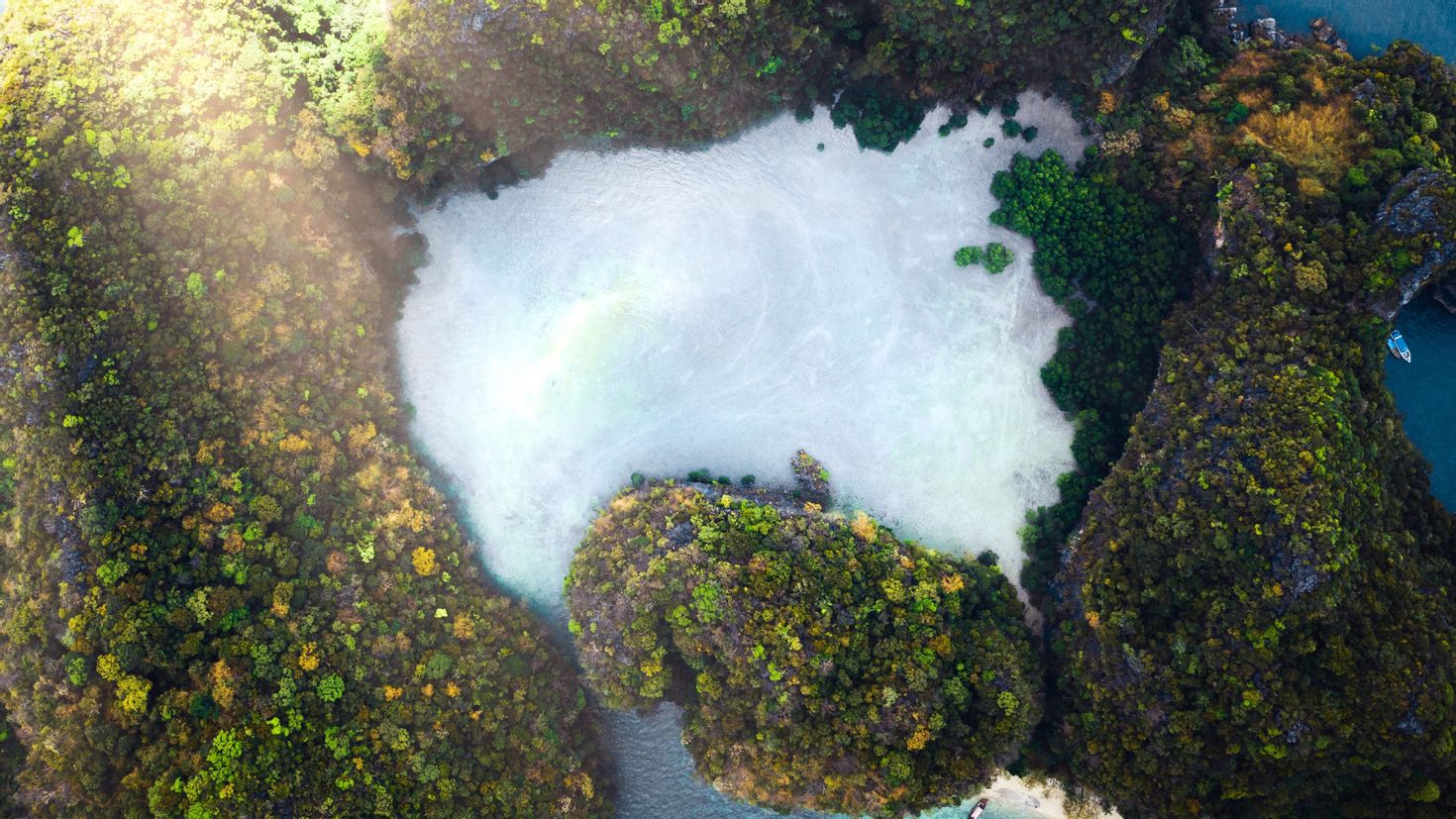 Остров воздуха. 4k Aerial view.