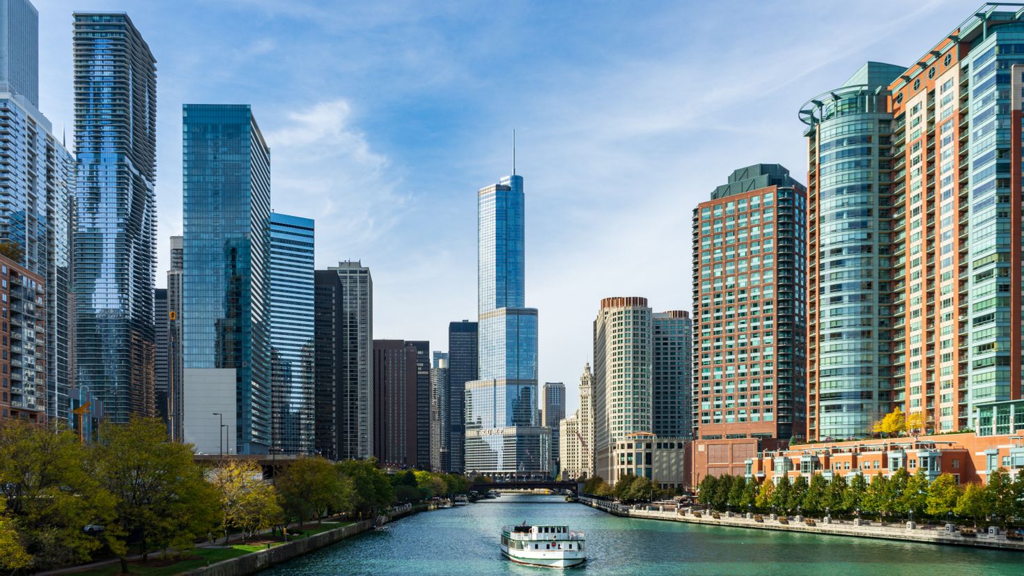 Самые красивые города на реках. Небоскребы Чикаго. Река Чикаго. Чикаго Иллинойс США небоскребы с воды.