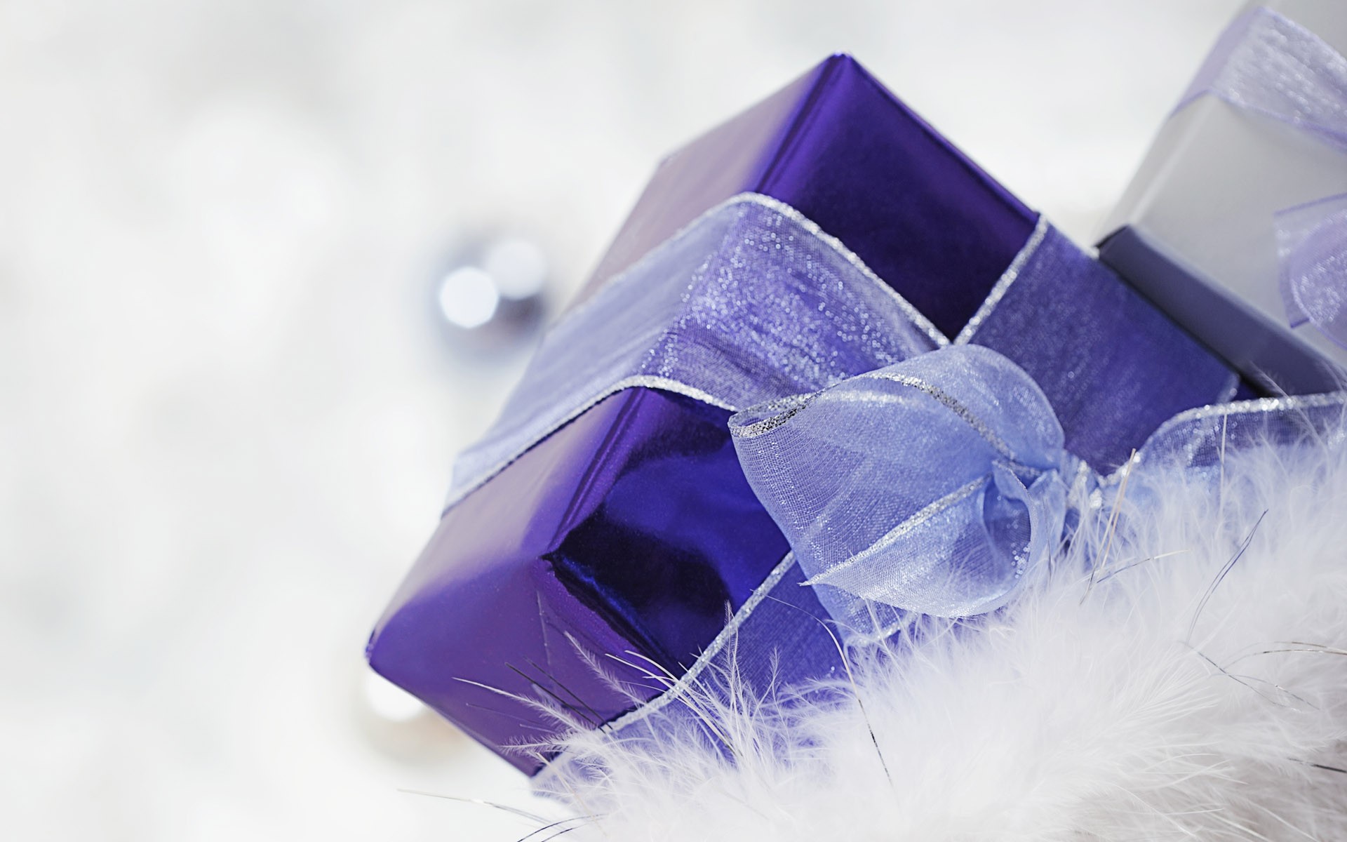 Подарок фиолетовый