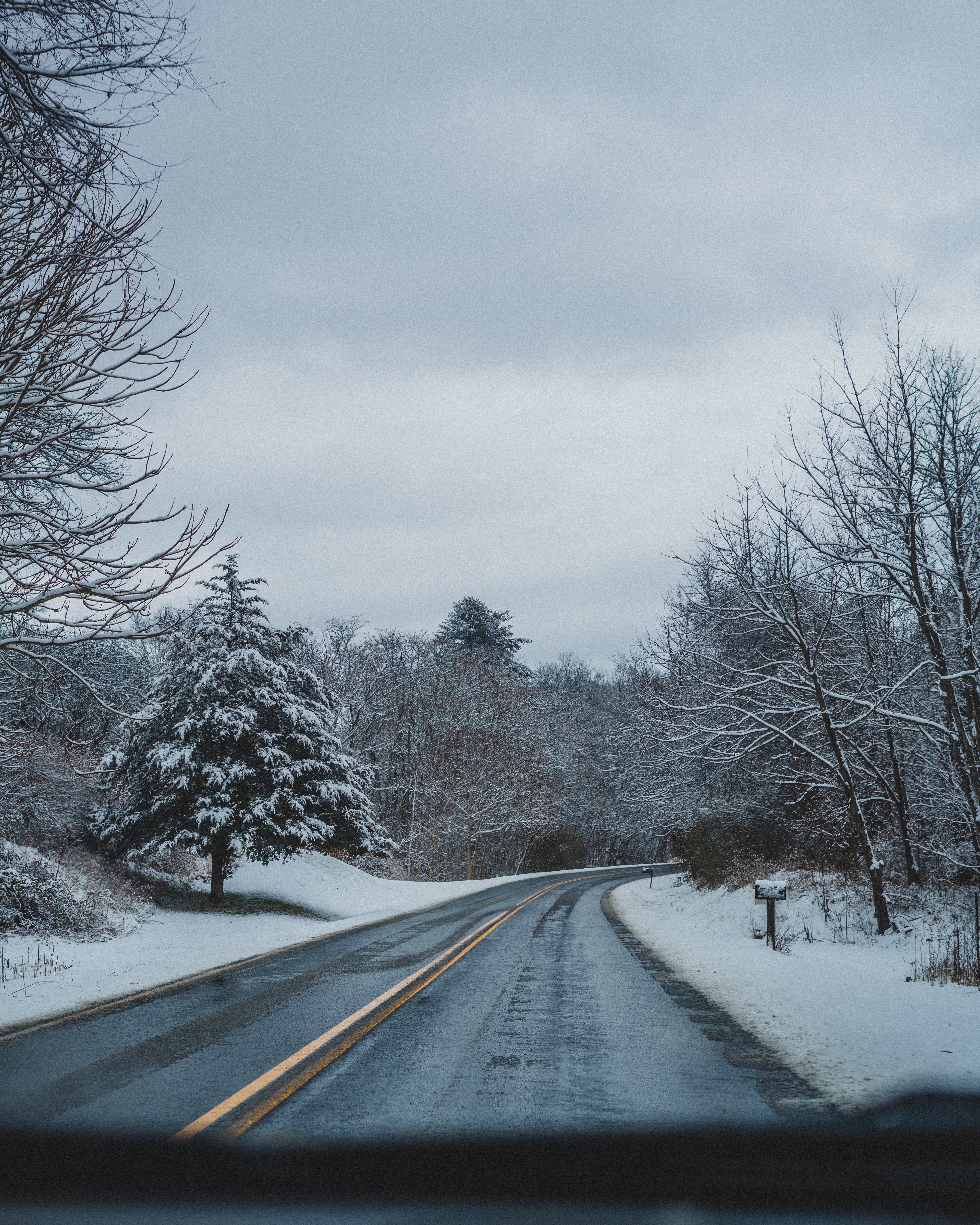 119172 завантажити картинку поворот, зима, природа, сніг, дорога, черга, асфальт - шпалери і заставки безкоштовно