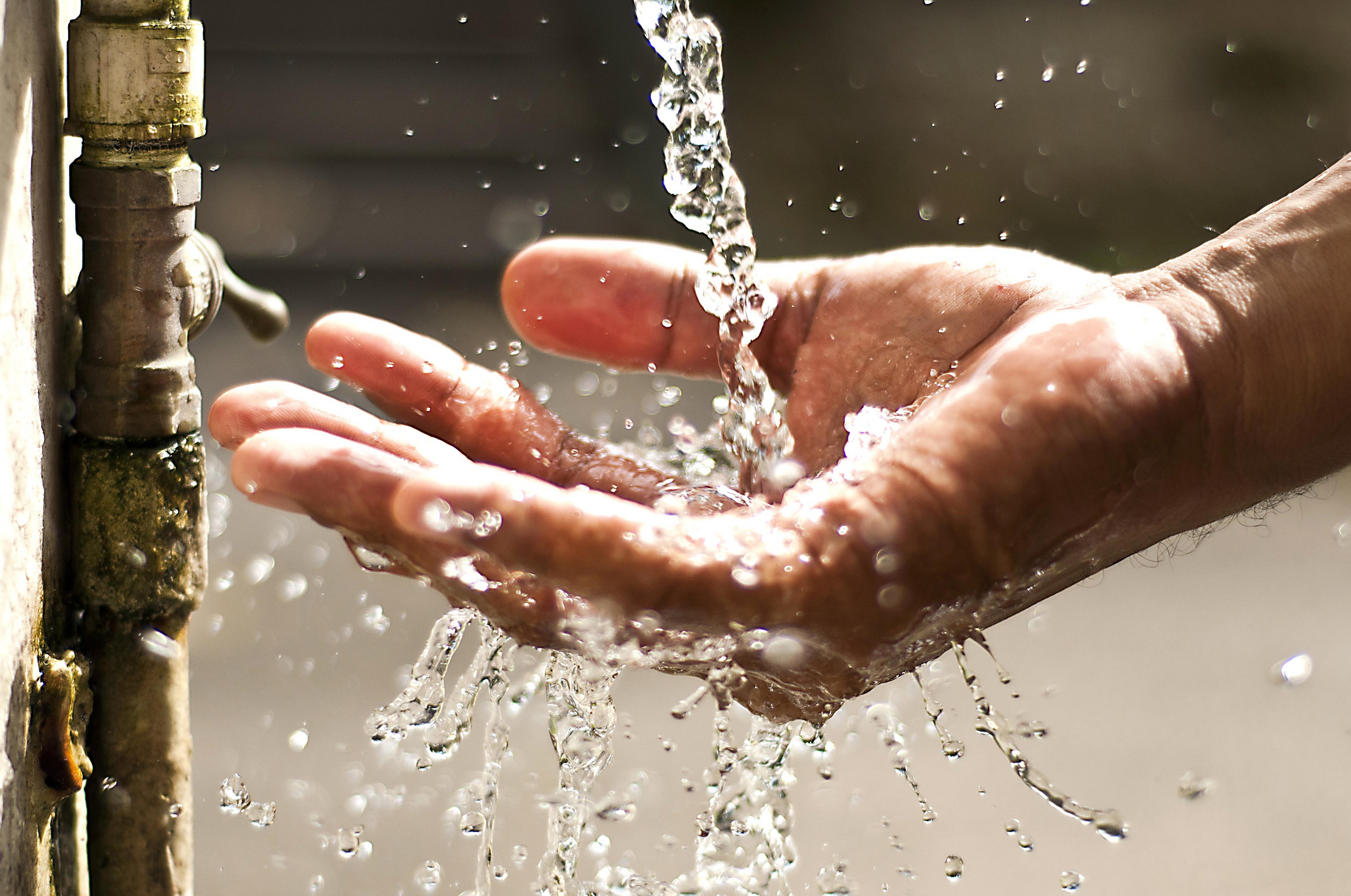 Подарив людям воду. Вода в руках. Вода в ладонях. Капли воды на руках. Капля воды в руках.