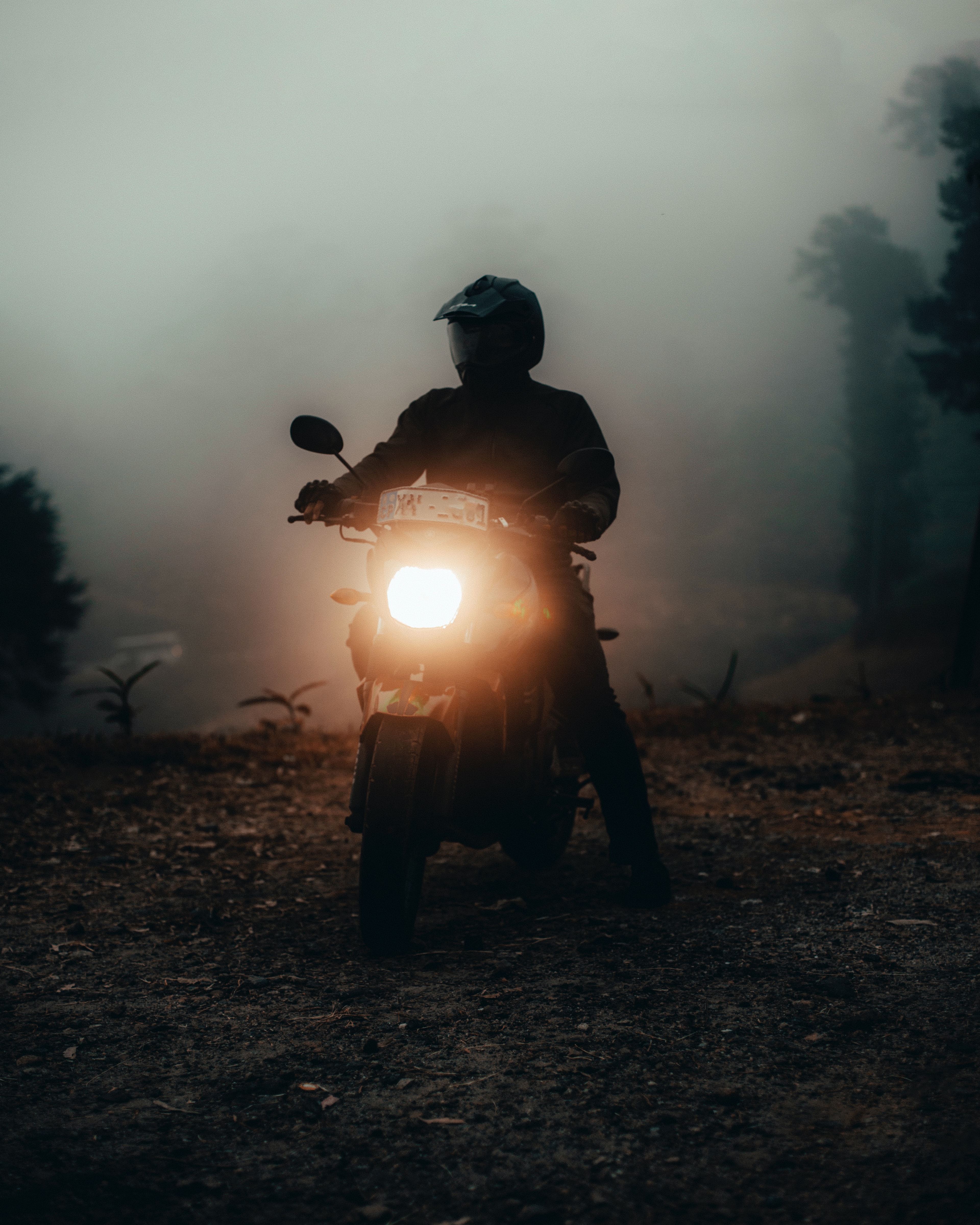 Handy-Wallpaper Nebel, Scheinen, Licht, Scheinwerfer, Motorradfahrer, Motorrad, Motorräder kostenlos herunterladen.