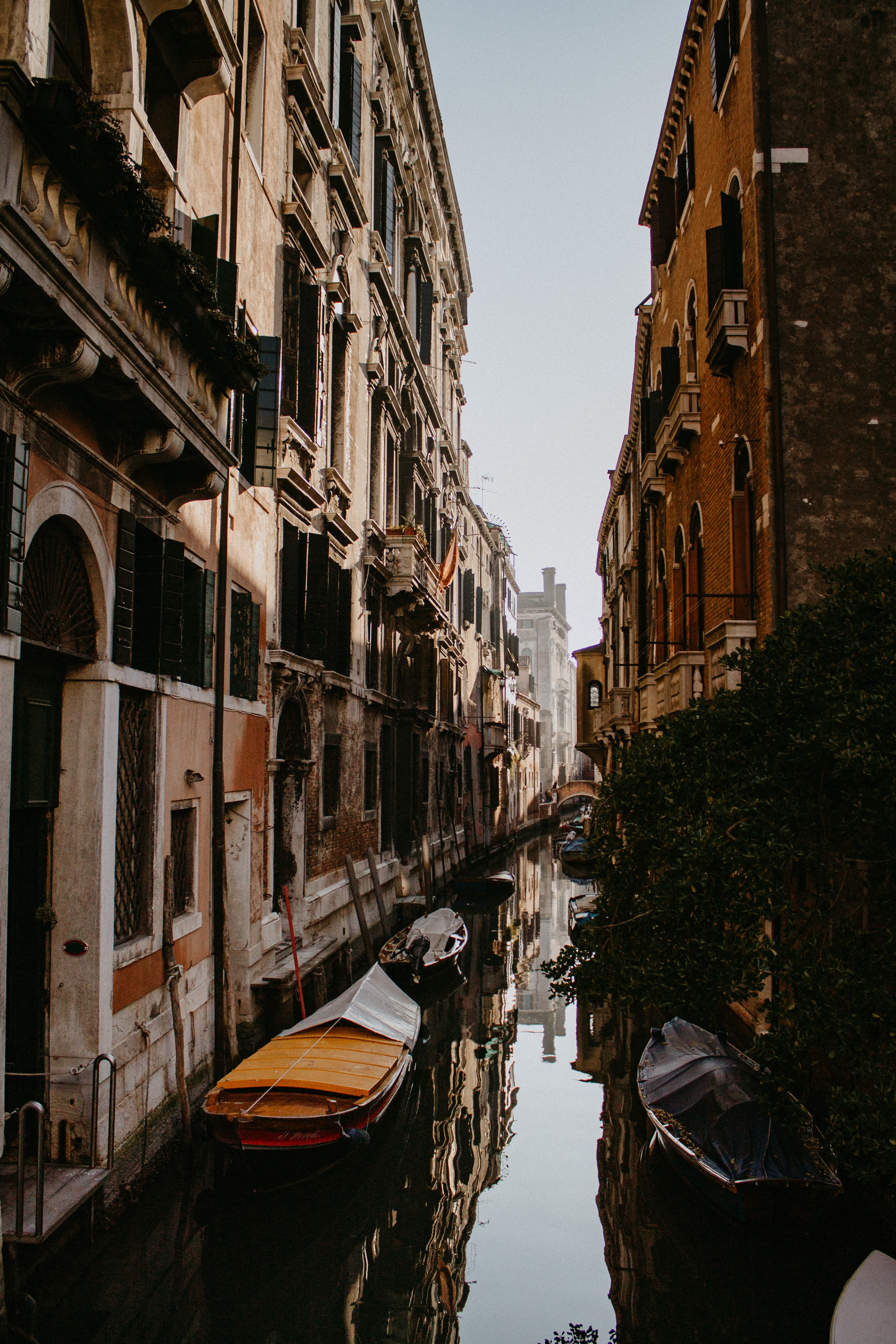 Street river. Улица Италии с реками. На улице. Улица с рекой. Река в городе улочка.