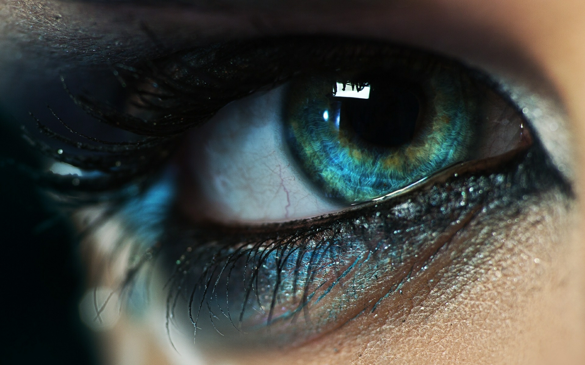 Голубые глаза женские