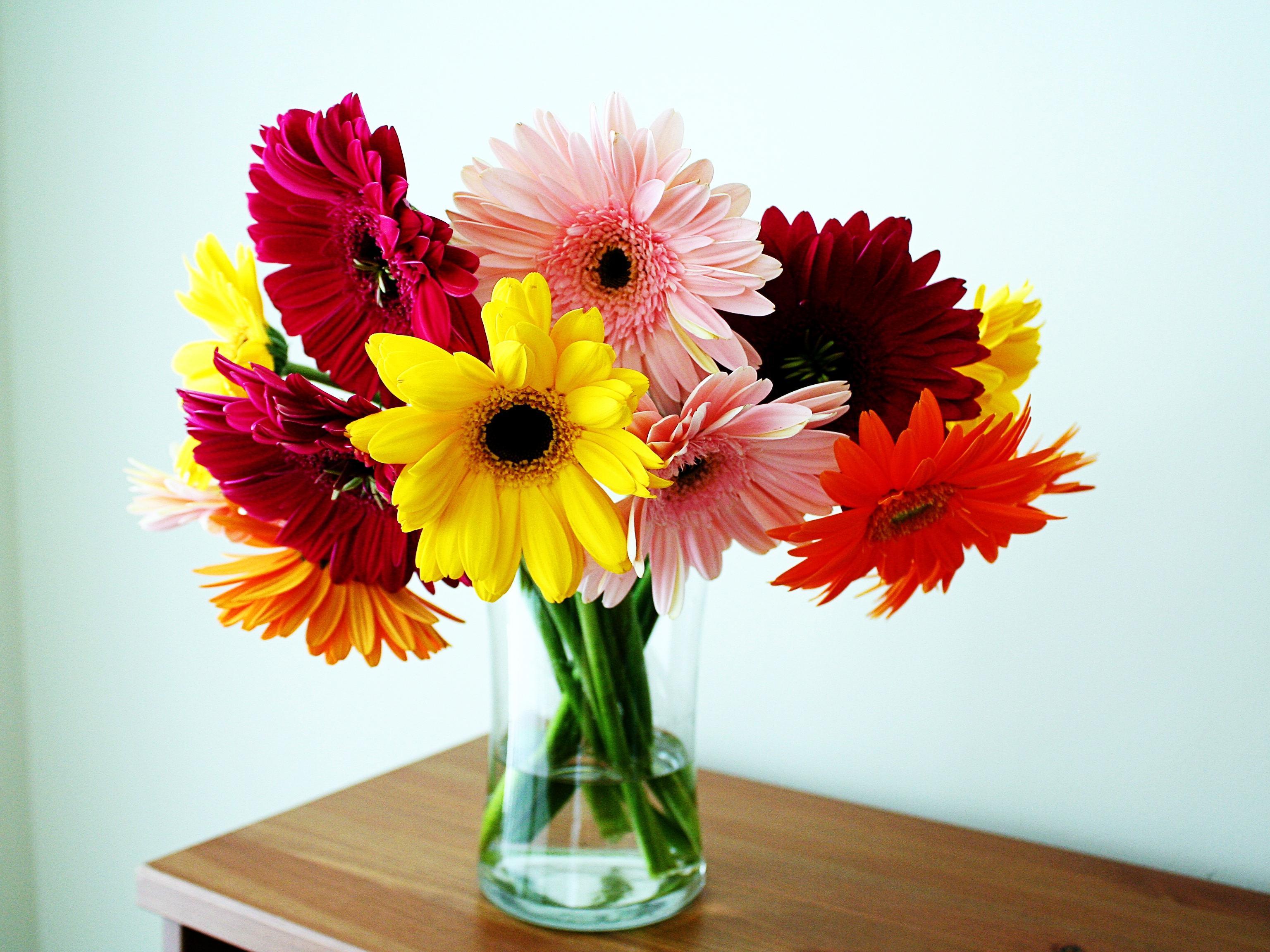 bouquet, gerberas, flowers, table, vase Smartphone Background