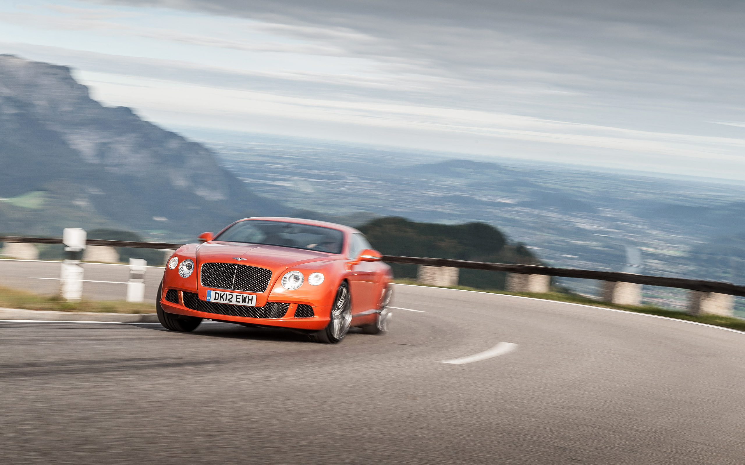 Максимальная скорость бентли. Bentley Continental gt w12. 2012 Bentley Continental gt Speed скорость. Bentley Continental gt на рабочий стол. Машины 2015.