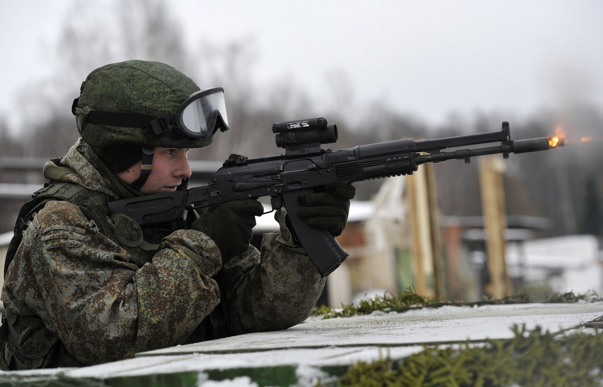 Картинка военного с оружием