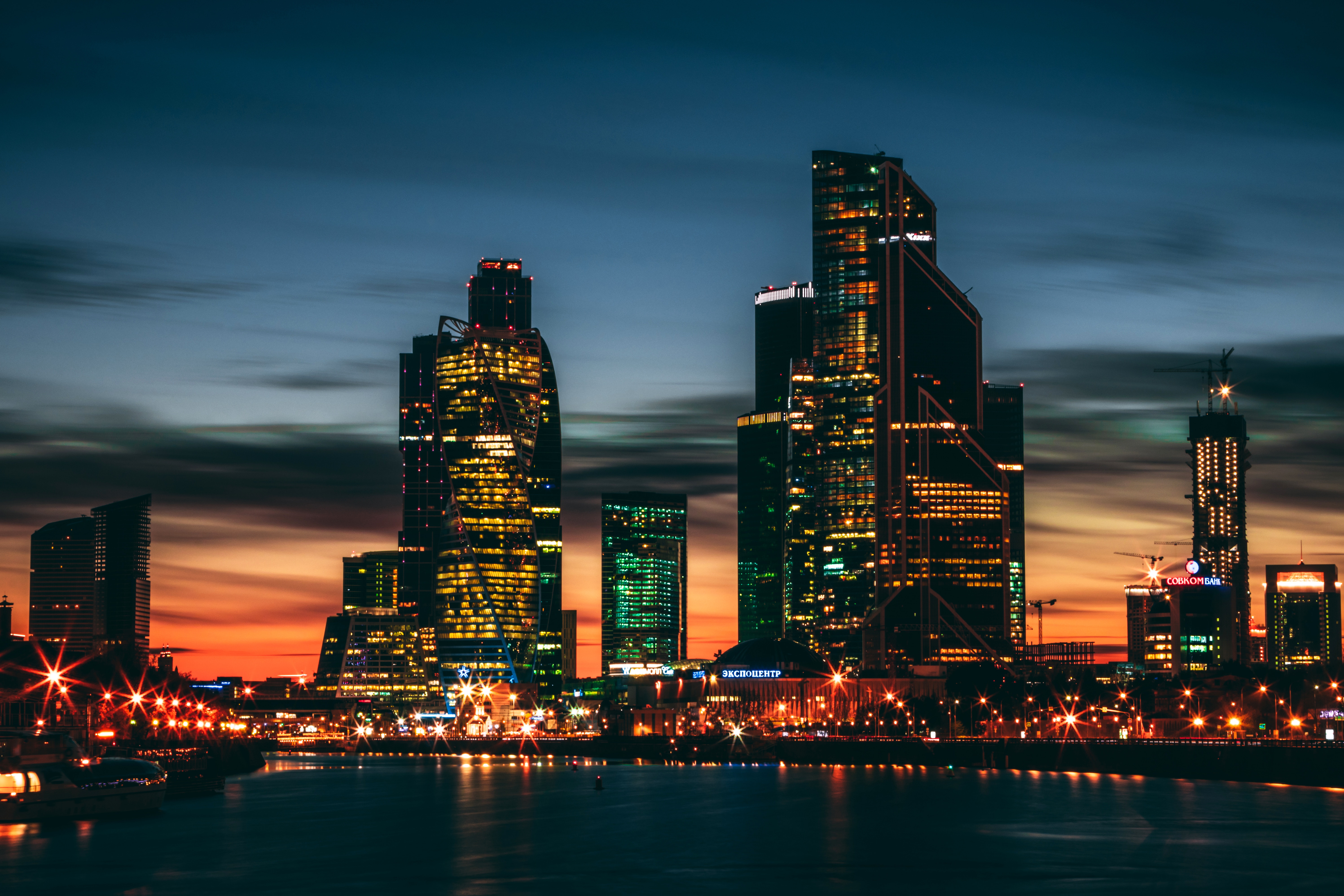 Москоу - Сити, небоскребы, река.