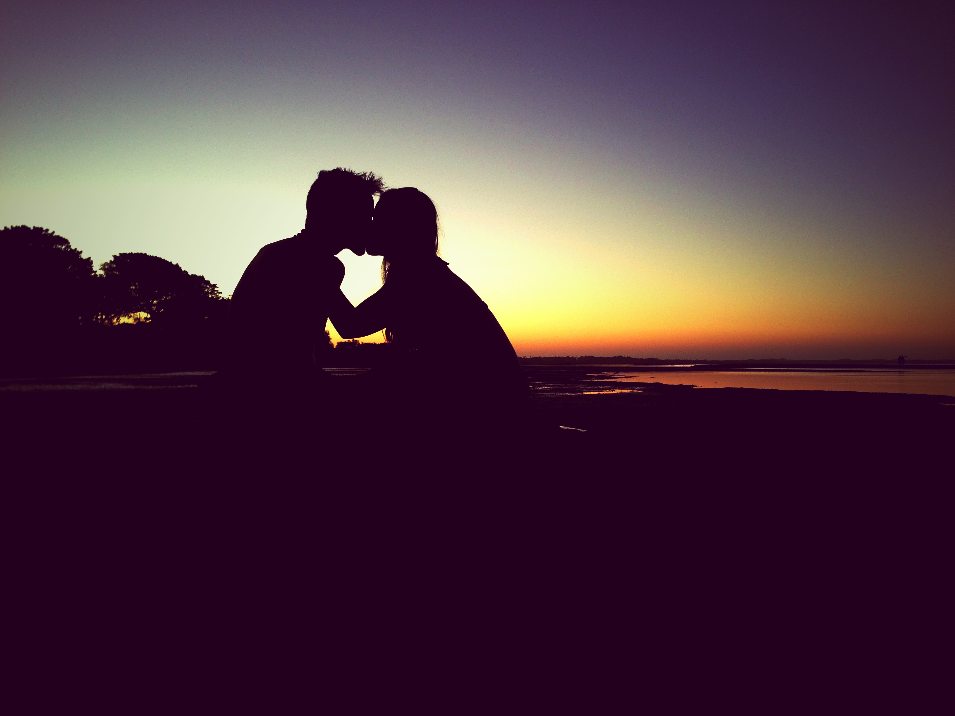 Laden Sie das Sunset, Silhouette, Paar, Liebe, Kuss-Bild kostenlos auf Ihren PC-Desktop herunter