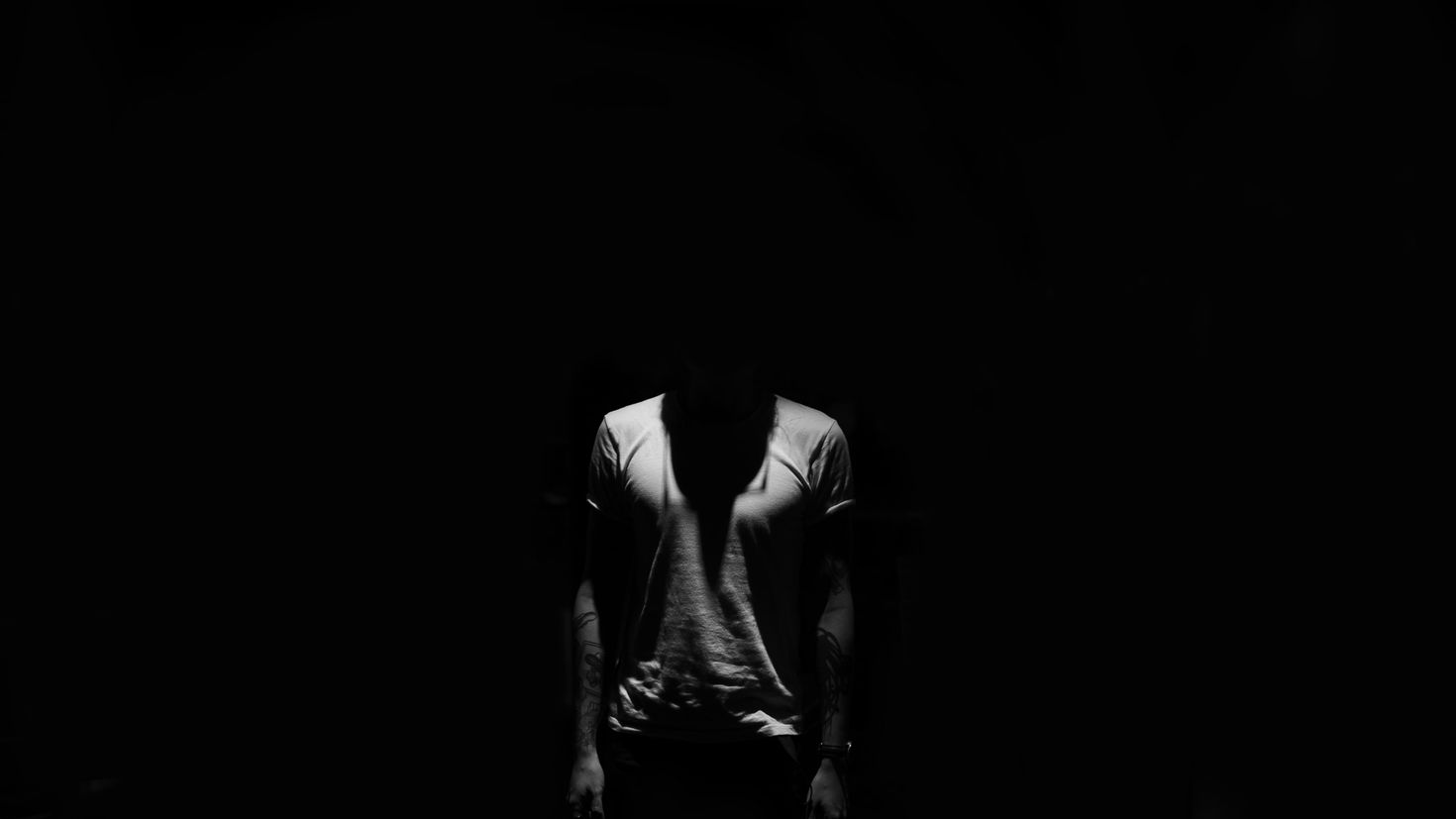 Человек в темноте
