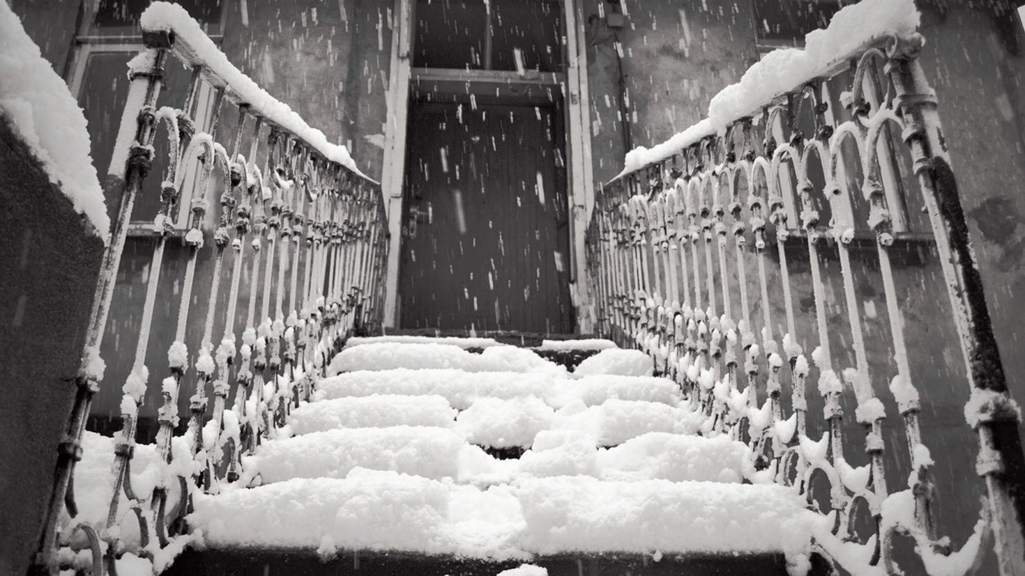 Сугробы на дверь. Снег на ступеньках. Дверь в снегу. Стена зимой на улице. Подъезд зима.