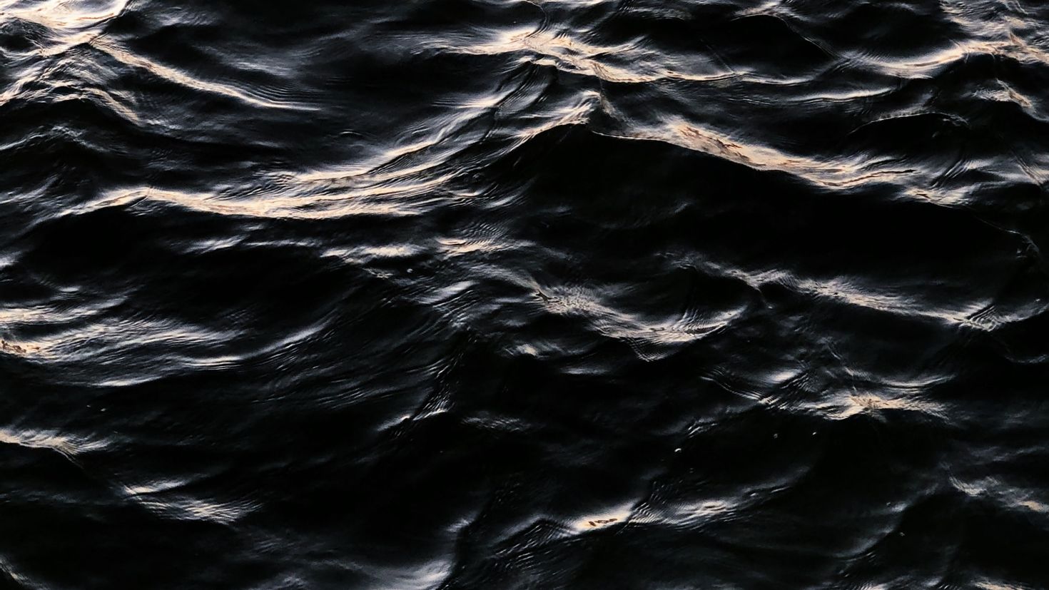 Черная вода далеко. Черные волны. Черная вода. Текстура воды. Вода сверху.