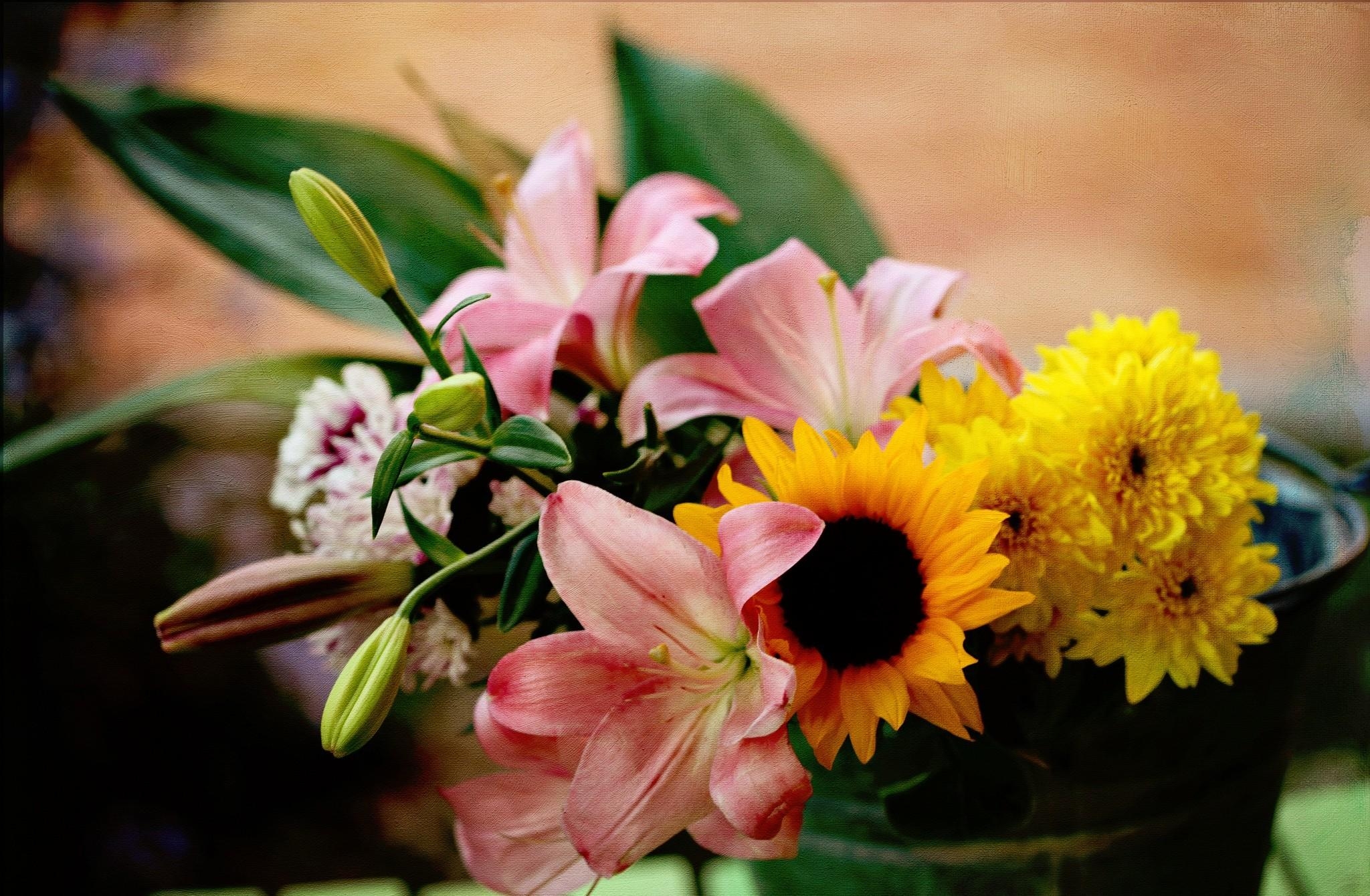 87752 скачать обои лилии, ведро, подсолнух, цветы, букет, хризантемы - заставки и картинки бесплатно