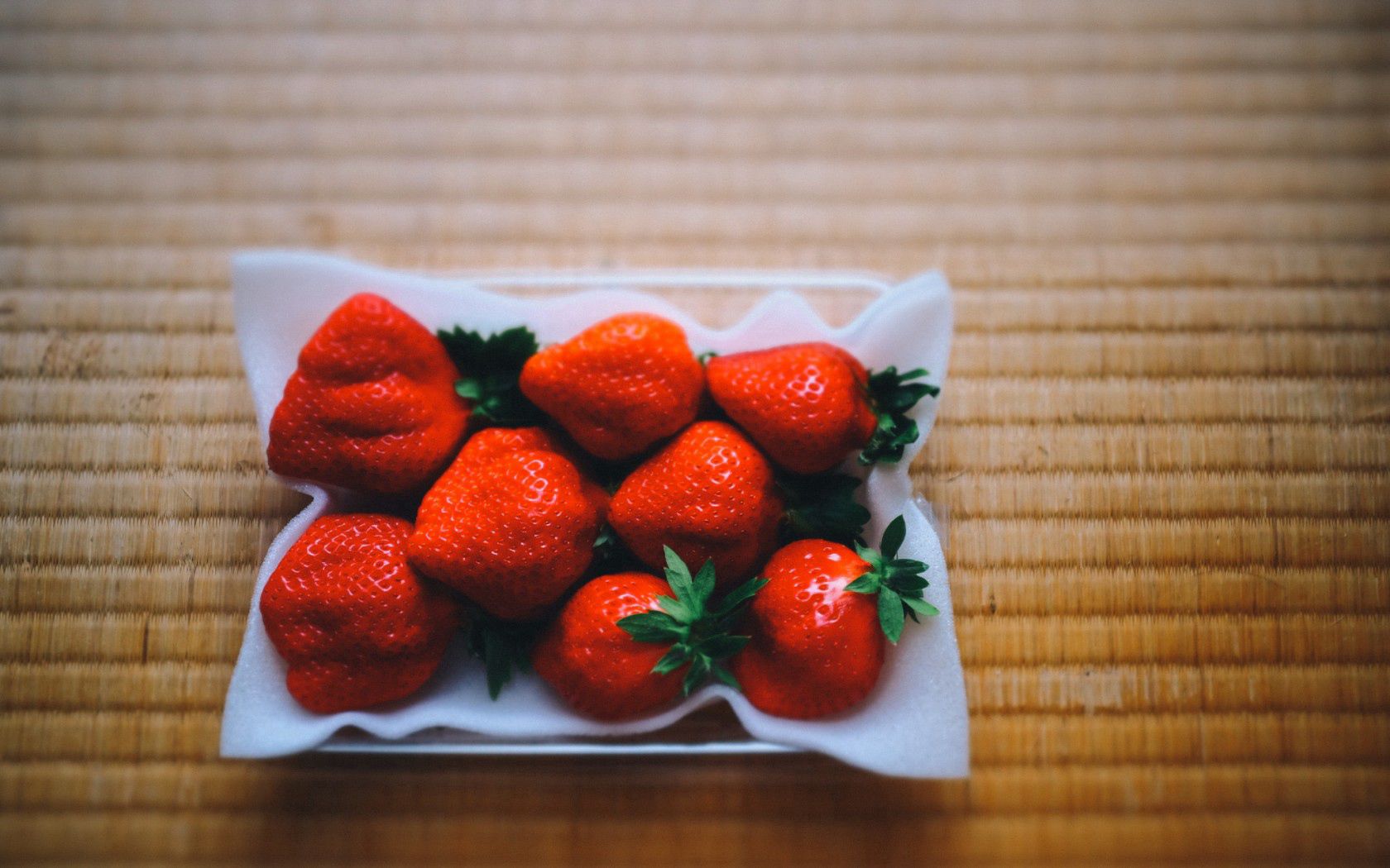 Laden Sie das Lebensmittel, Erdbeere, Berries, Tisch, Tabelle, Teller-Bild kostenlos auf Ihren PC-Desktop herunter