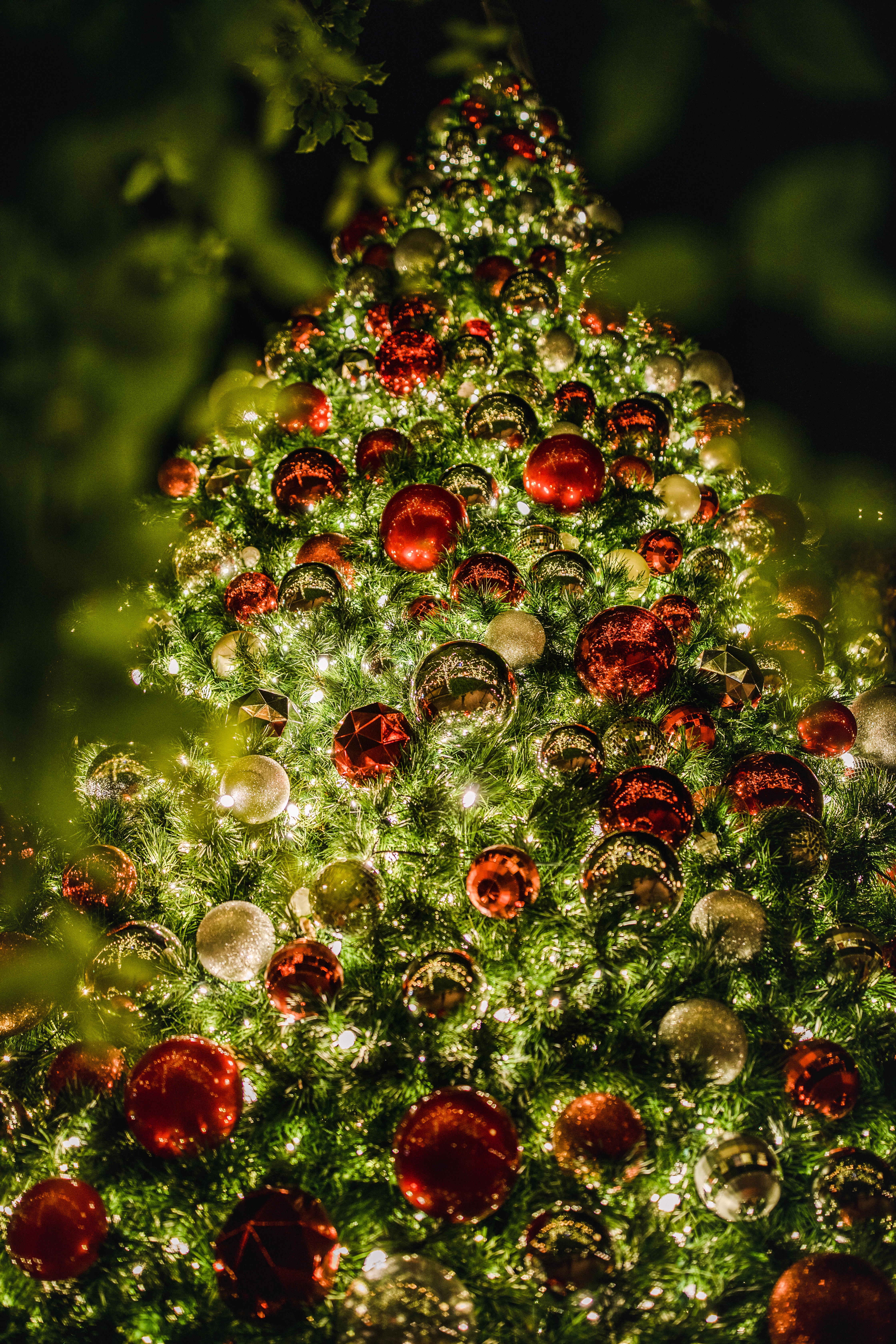 120390 Hintergrundbild herunterladen weihnachten, feiertage, neujahr, dekoration, neues jahr, weihnachtsbaum, garland, bälle, girlanden - Bildschirmschoner und Bilder kostenlos