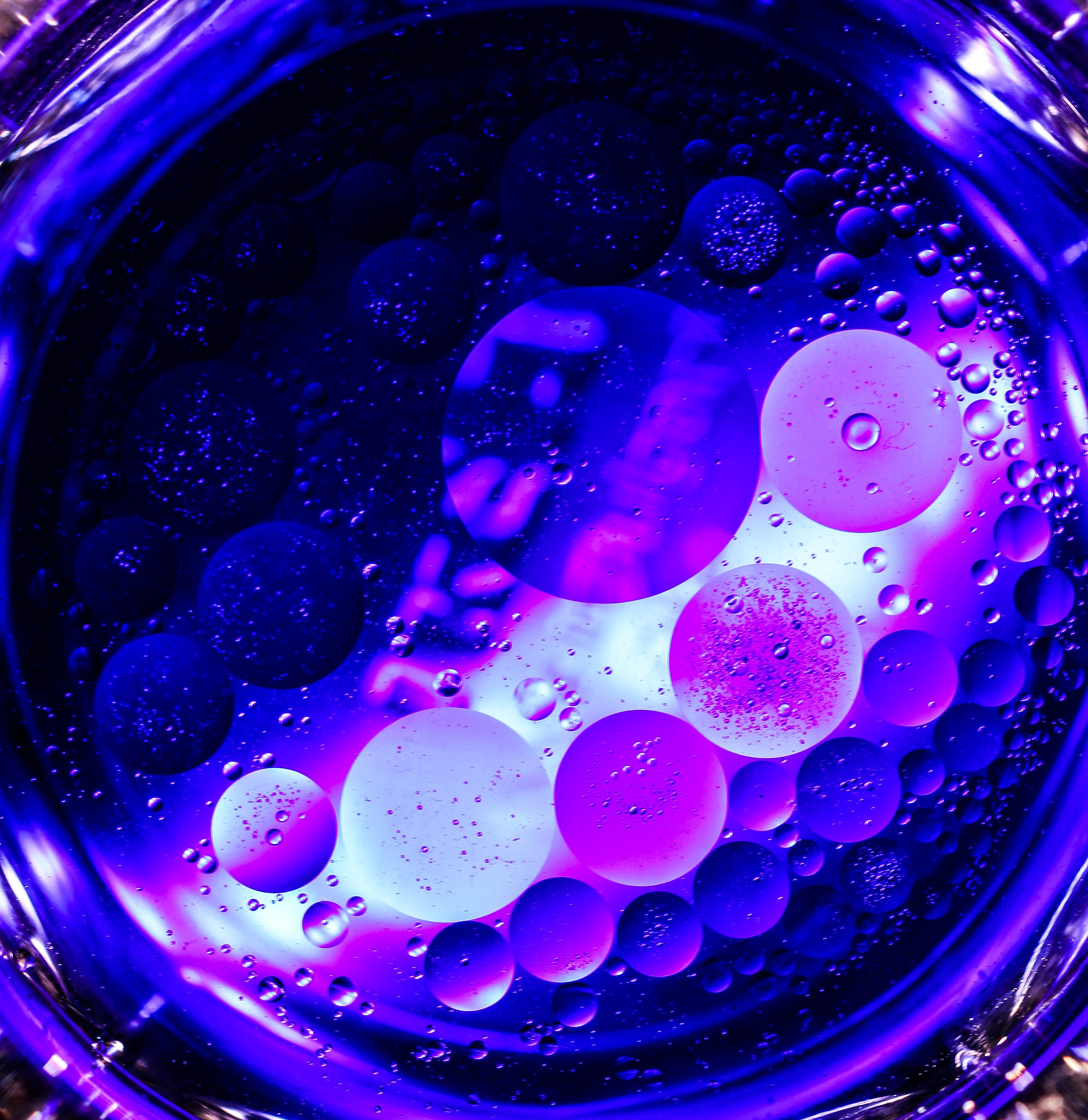 Фиолетовая вода почему. Фиолетовые пузыри. Фиолетовая вода. Мыльные пузыри фиолетовые. Обои пузыри.