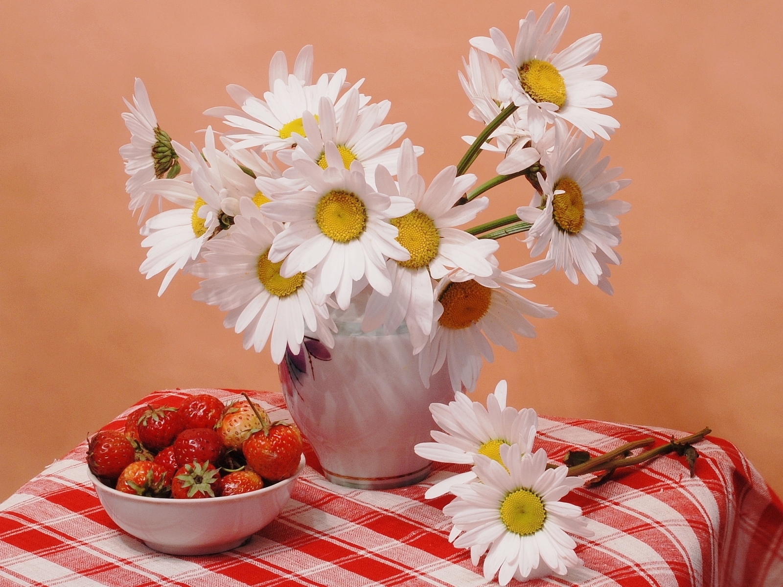 Handy-Wallpaper Erdbeere, Kamille, Lebensmittel, Pflanzen, Blumen kostenlos herunterladen.