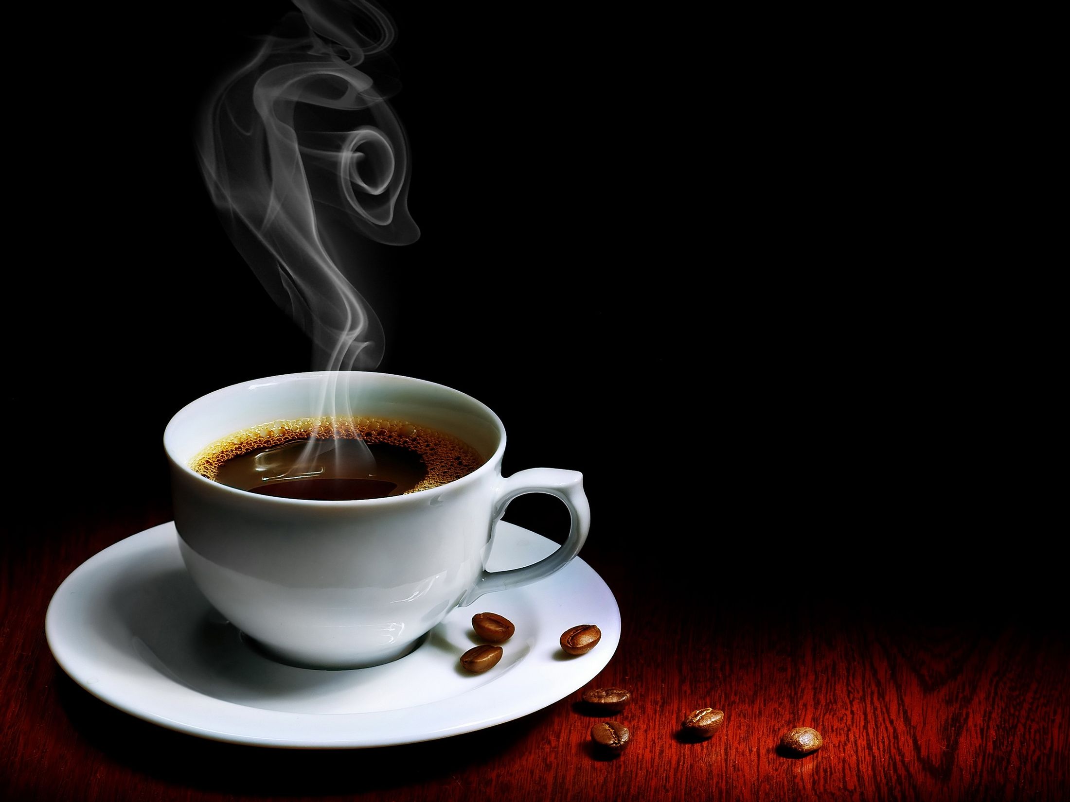 Ты пьешь кофе сладкий. Чашка ароматного кофе. Чашка горячего кофе. Чашка кофе утром. Чашка кофе на темном фоне.