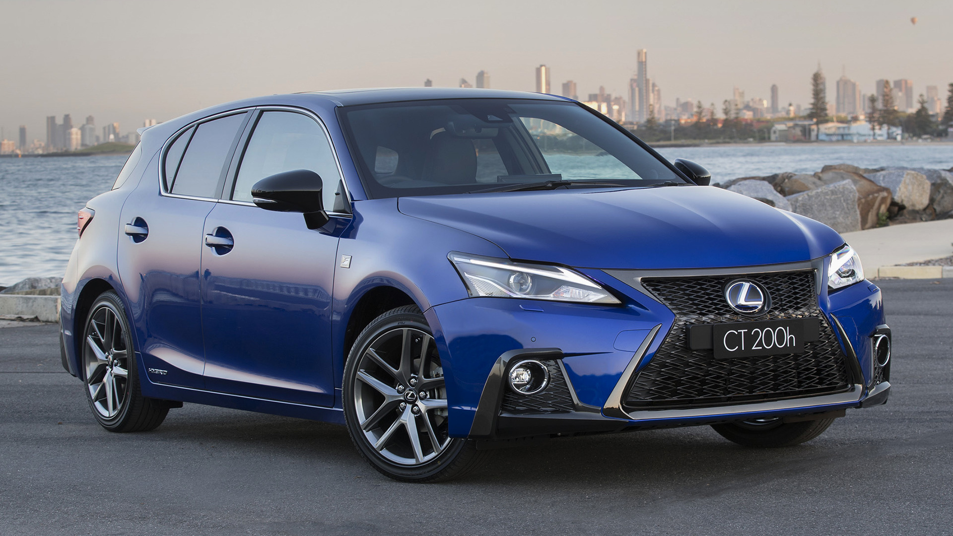 Lexus ct200h спереди