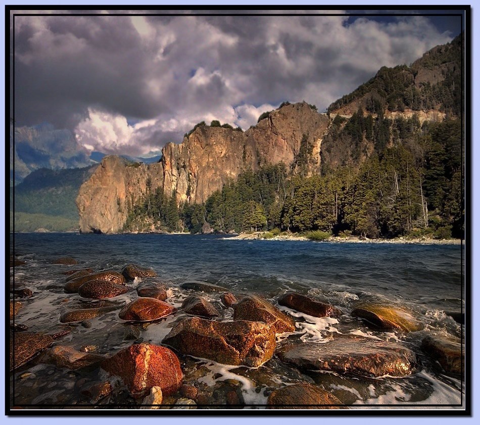 Скачать картинку Река, Облака, Камни, Горы, Пейзаж, Природа в телефон бесплатно.
