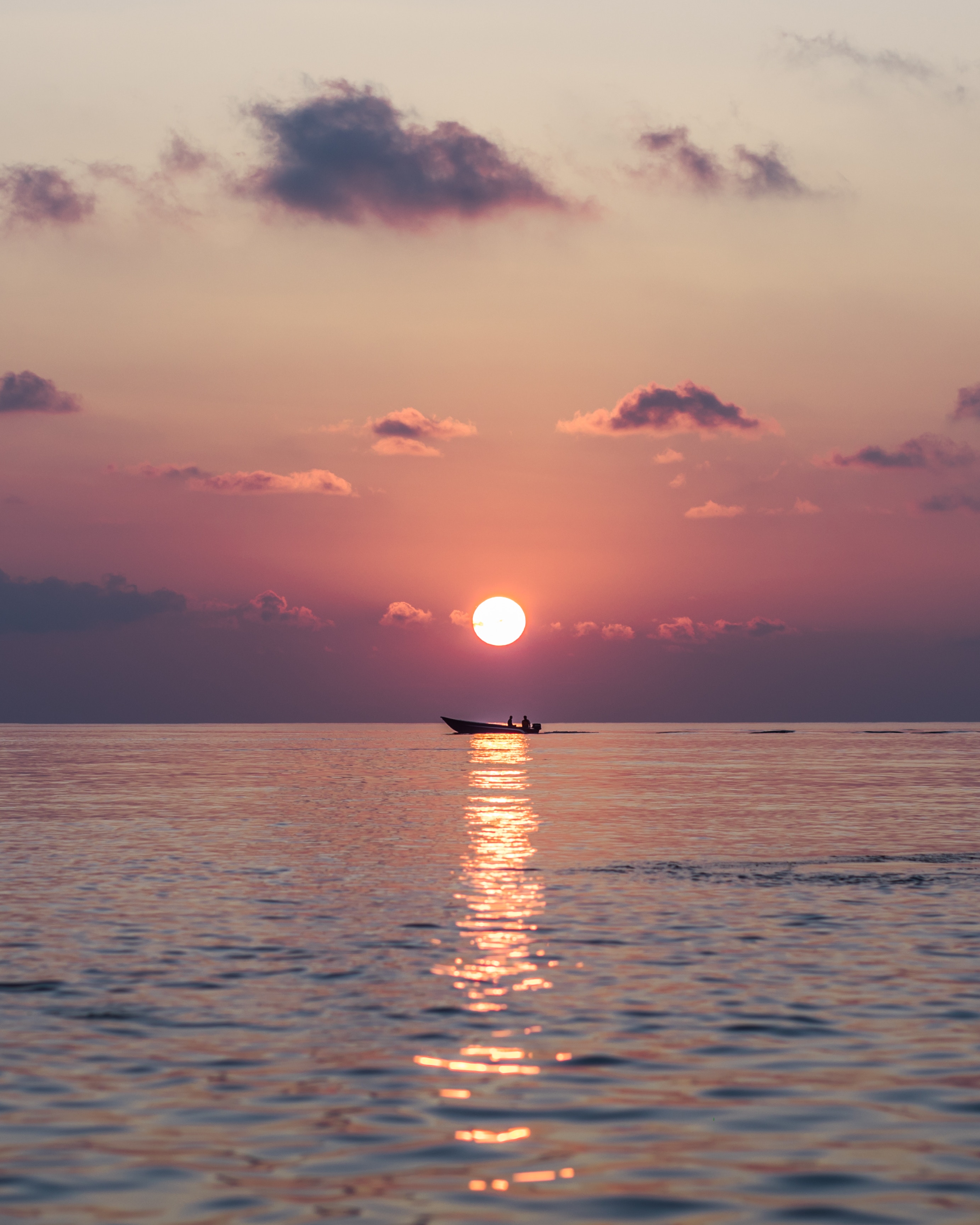 Handy-Wallpaper Horizont, Todd, Natur, Ein Boot, Boot, Malediven, Sunset, Sea kostenlos herunterladen.