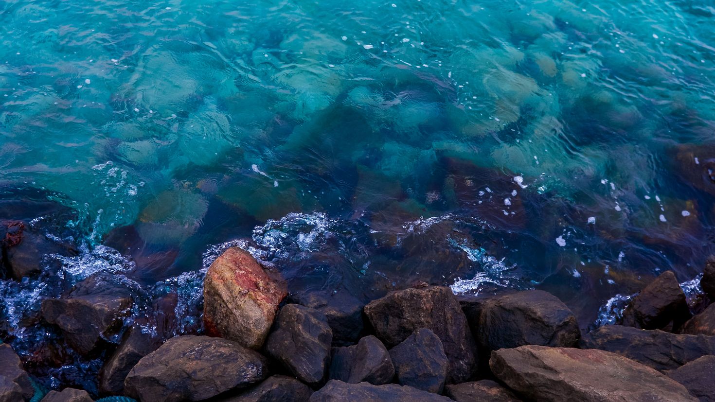 Камни вода рыбы. Бирюзовое море. Камни под водой. Красивые обои вода. Картинки на рабочий стол вода.