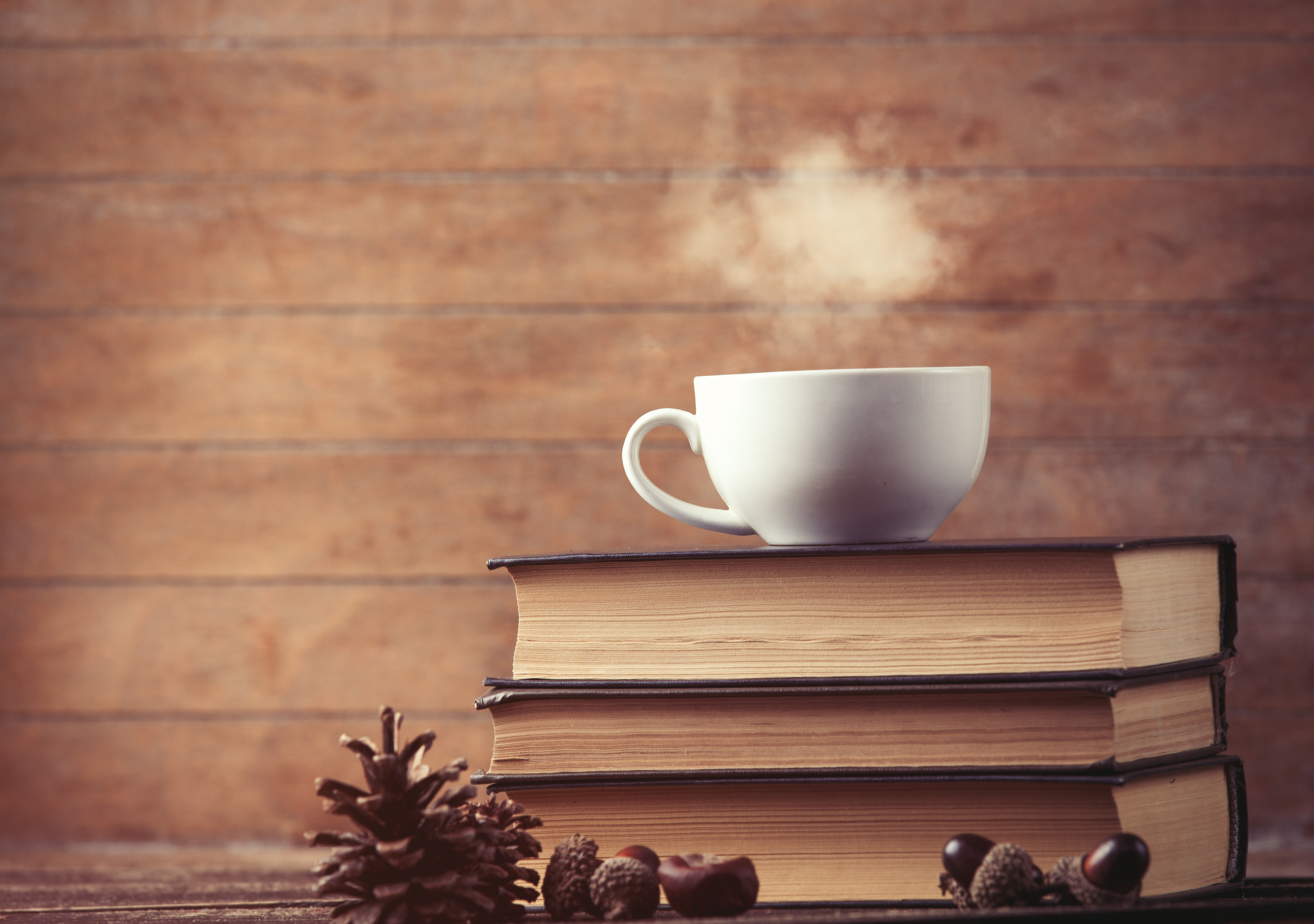 Чашка кофе и книга