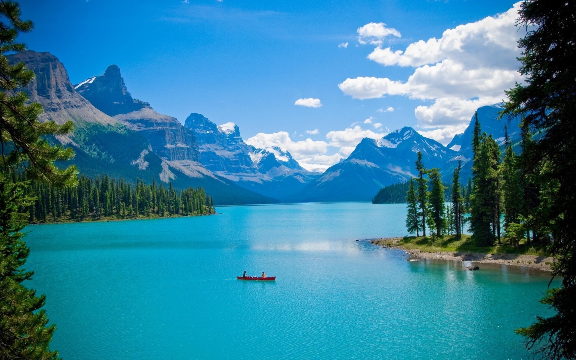 Озеро Малайн в национальном парке Джаспер Альберта Канада
