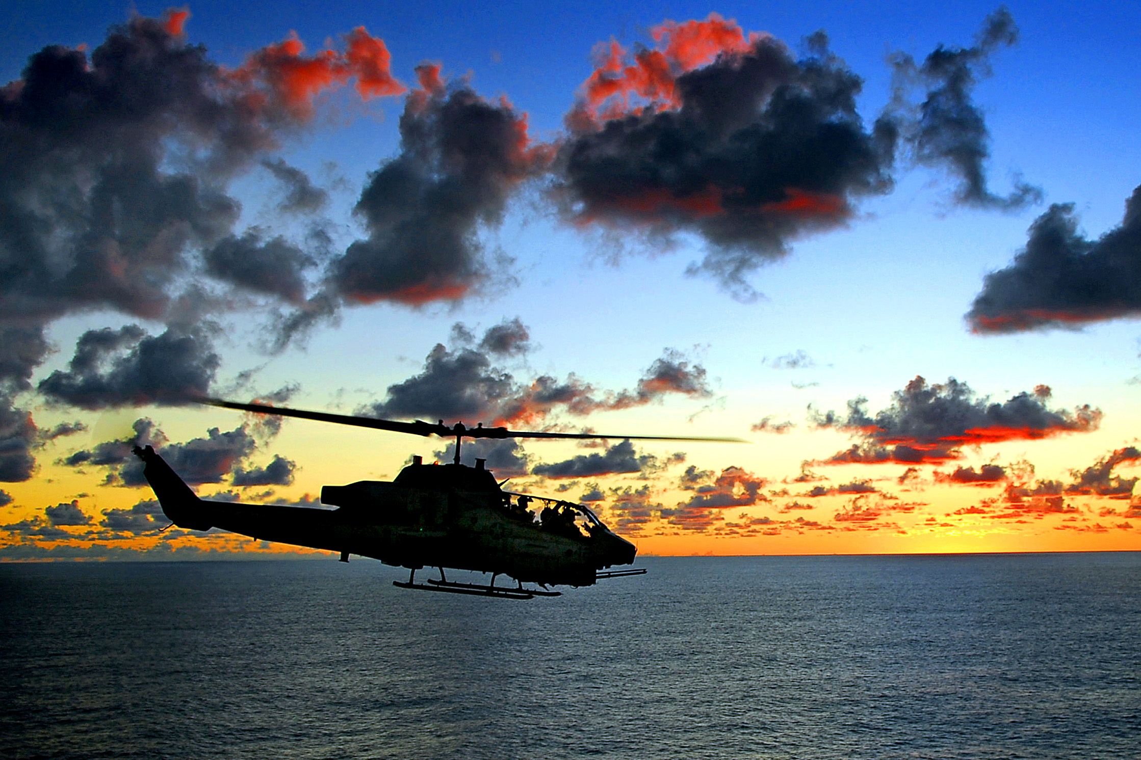 Вертолет над морем