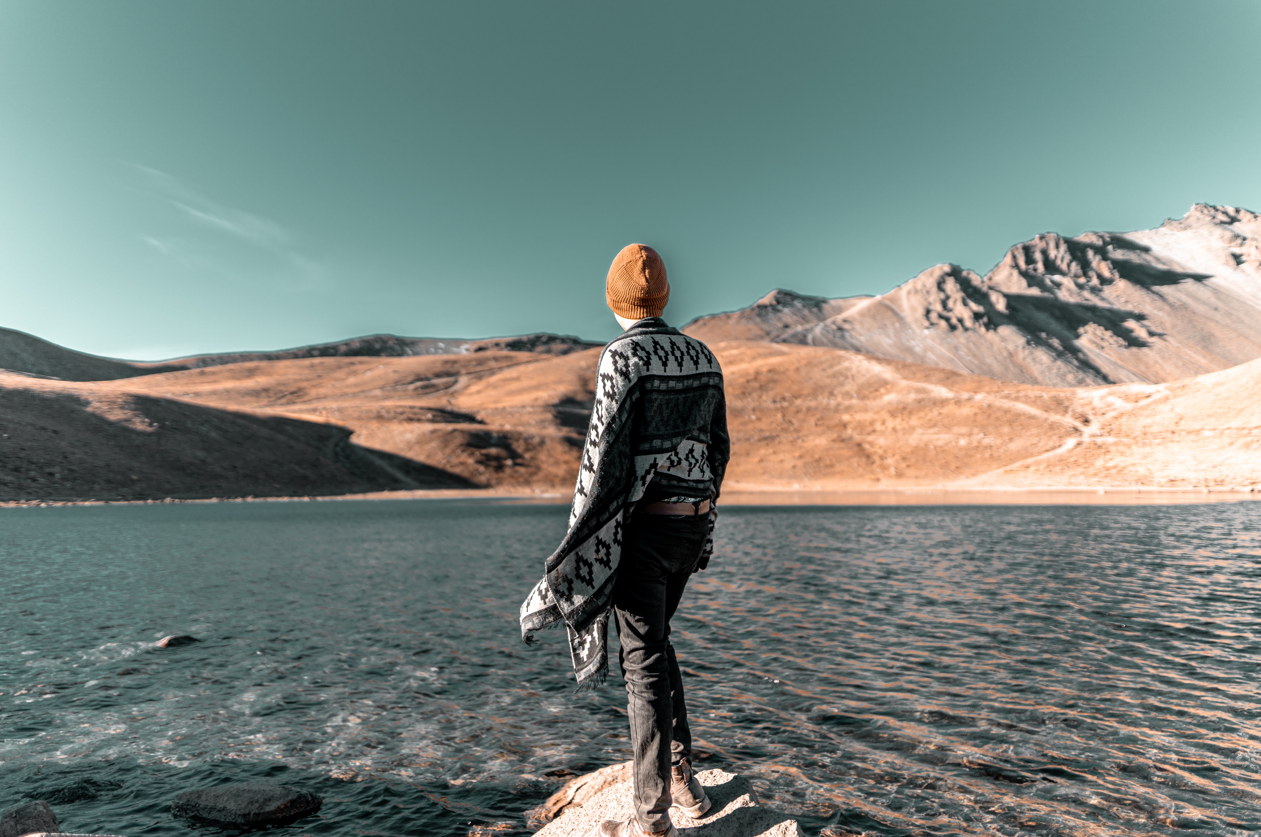 Walking on water перевод. Человек на береге горы. Вода горы люди. Обои на телефон человек в горах. Обои люди.