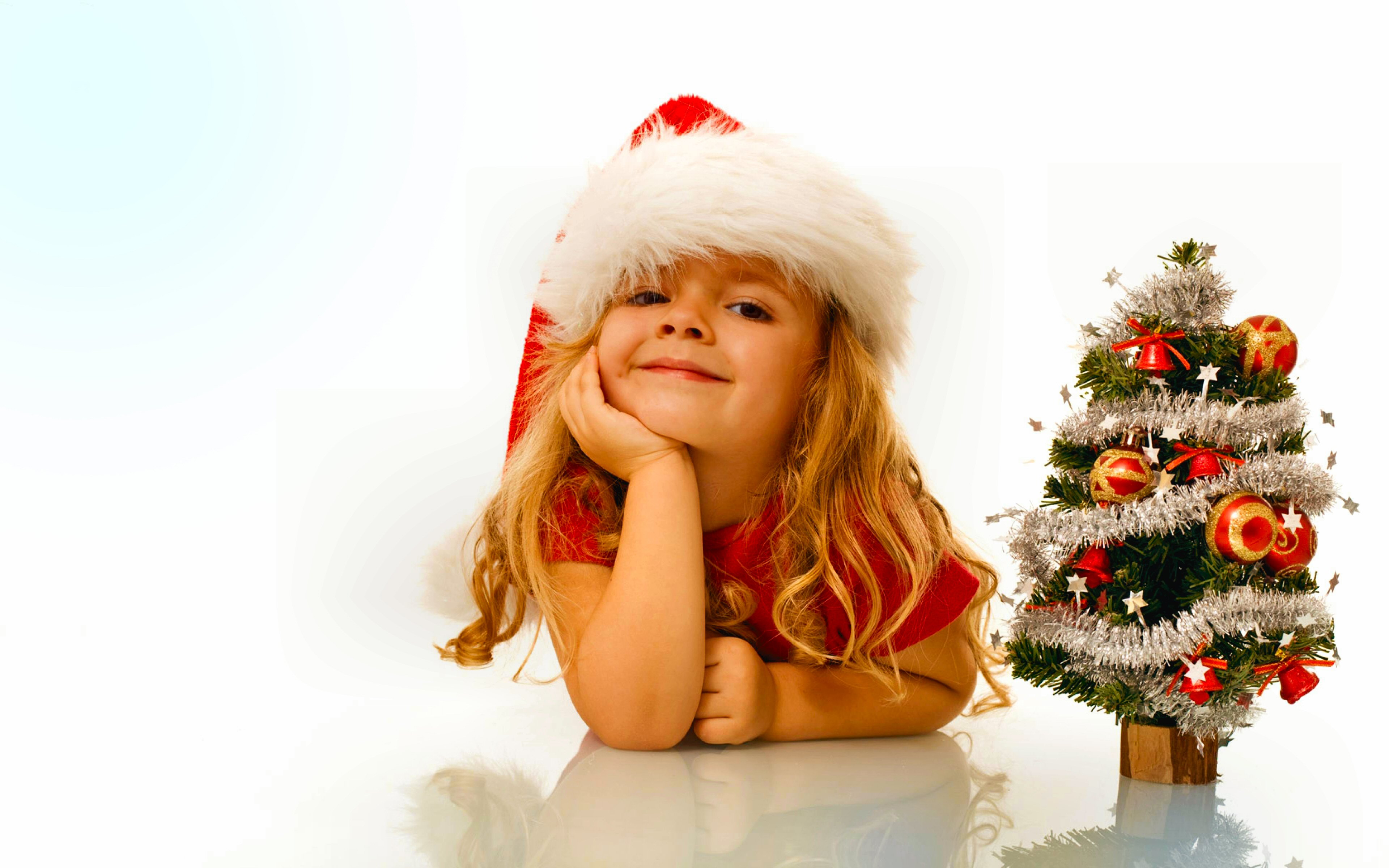 665929 Hintergrundbild herunterladen weihnachten, feiertage, kind, weihnachtsbaum, süß, weihnachtsmütze - Bildschirmschoner und Bilder kostenlos