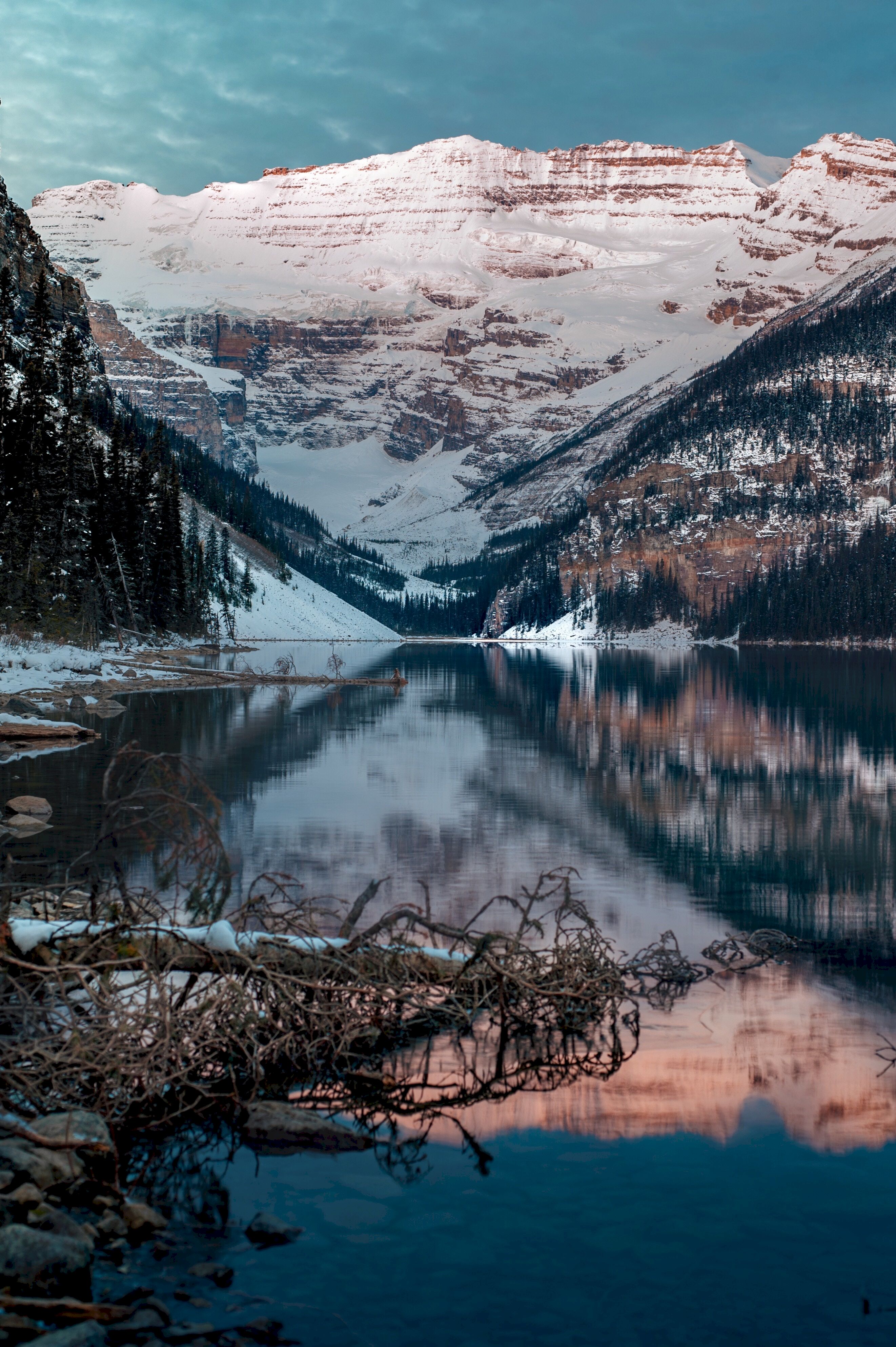Скачать картинку Канада, Вершина, Лейк Луиз, Природа, Горы, Снег, Озеро в телефон бесплатно.