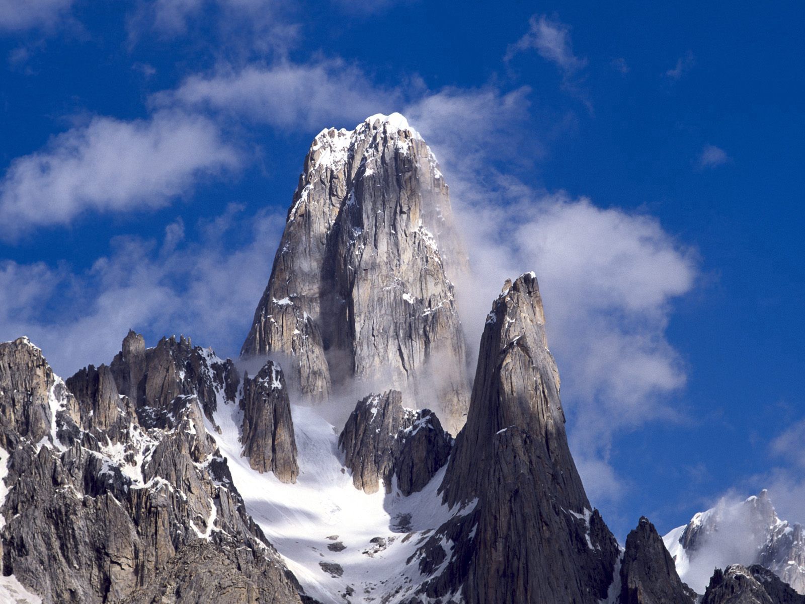 140545 Hintergrundbild herunterladen felsen, scheitel, berg, natur, clouds, rock, nach oben, pakistan - Bildschirmschoner und Bilder kostenlos