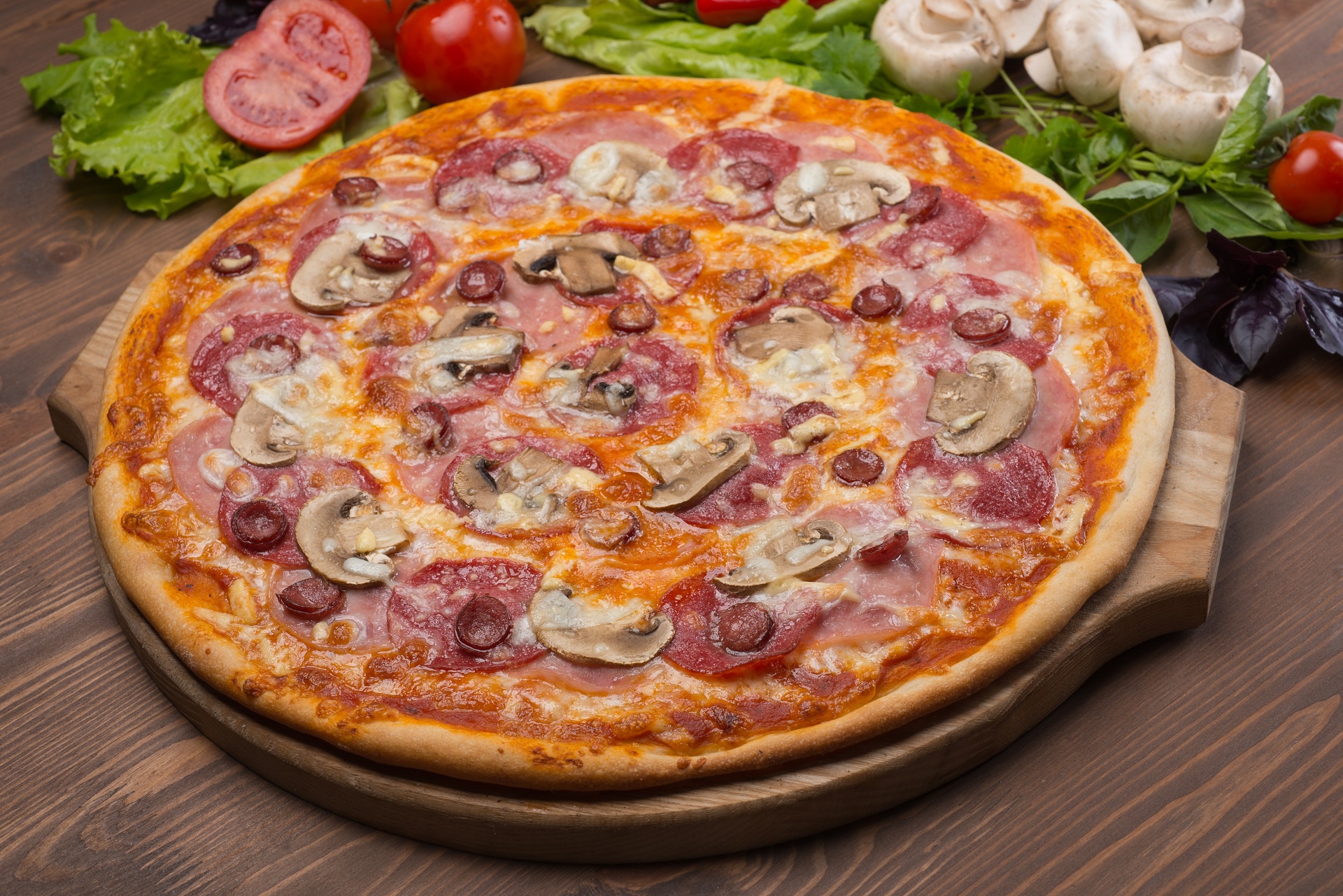 Пицца с колбасками. Пицца салями грибы. Пицца с ветчиной салями и грибами. Пицца с салями, грибами и помидорами. Пицца с ветчиной и салями.