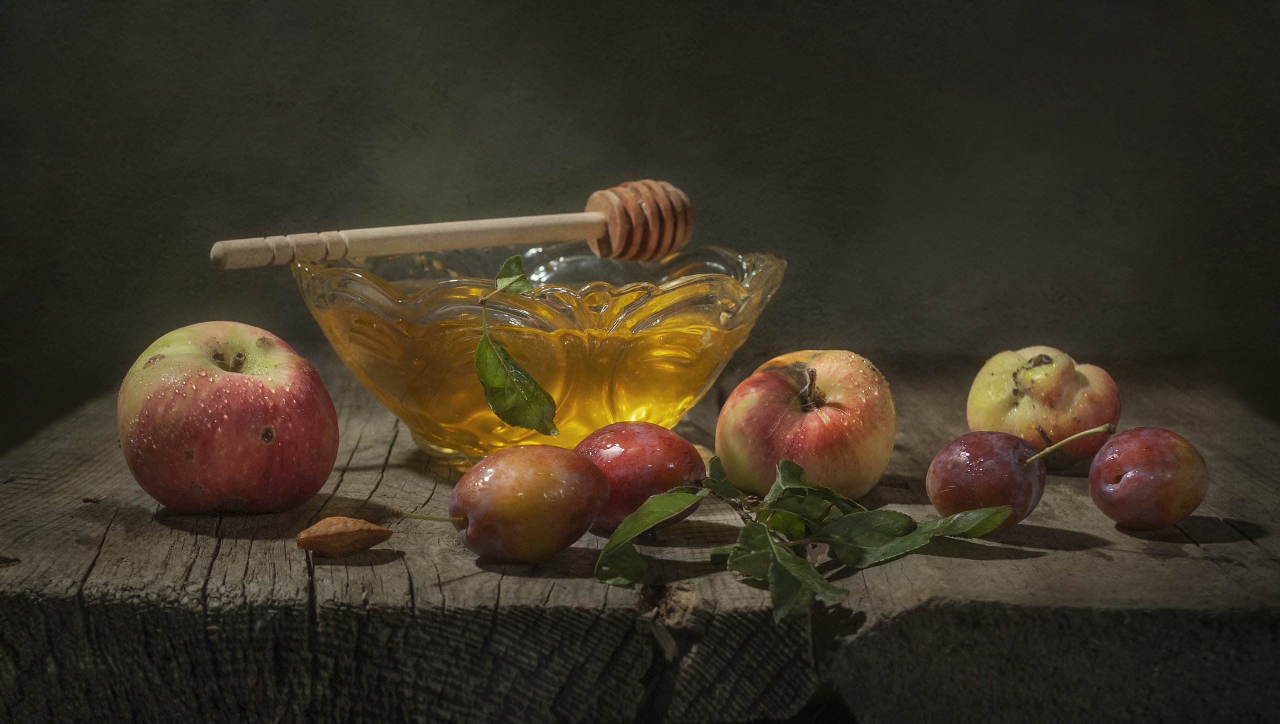 Натюрморт яблоки и мед
