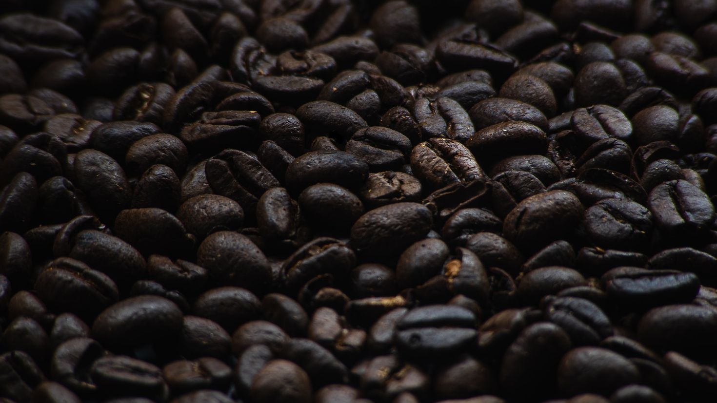 Кофе дарк. Кофейные зерна. Кофе в зернах. Кофе фон. Черные кофейные зерна.