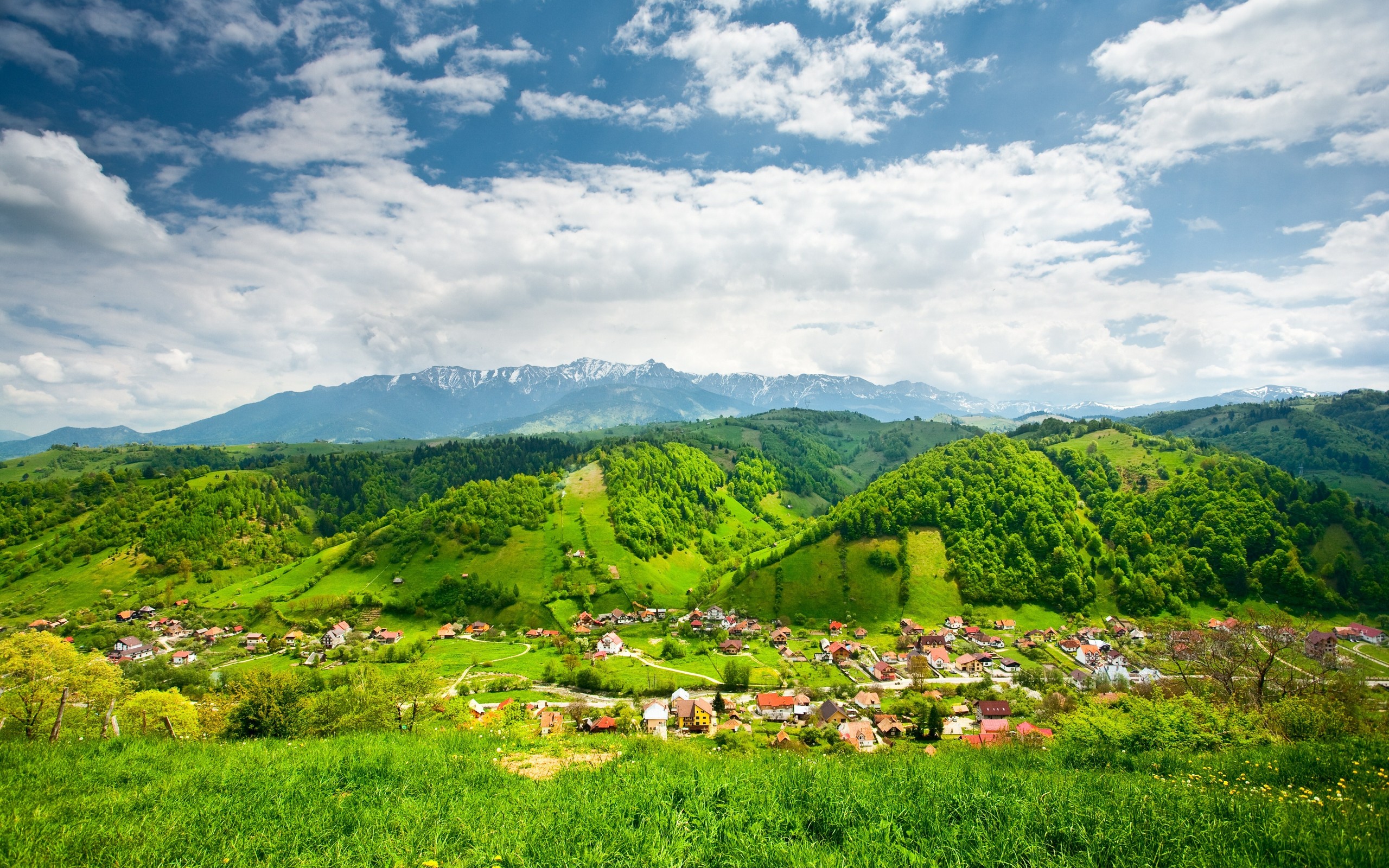 Красочное село. Пейзаж горы деревня Долина. Азорские острова. Молдова Карпаты горы деревня. Абхазия зеленая Долина.
