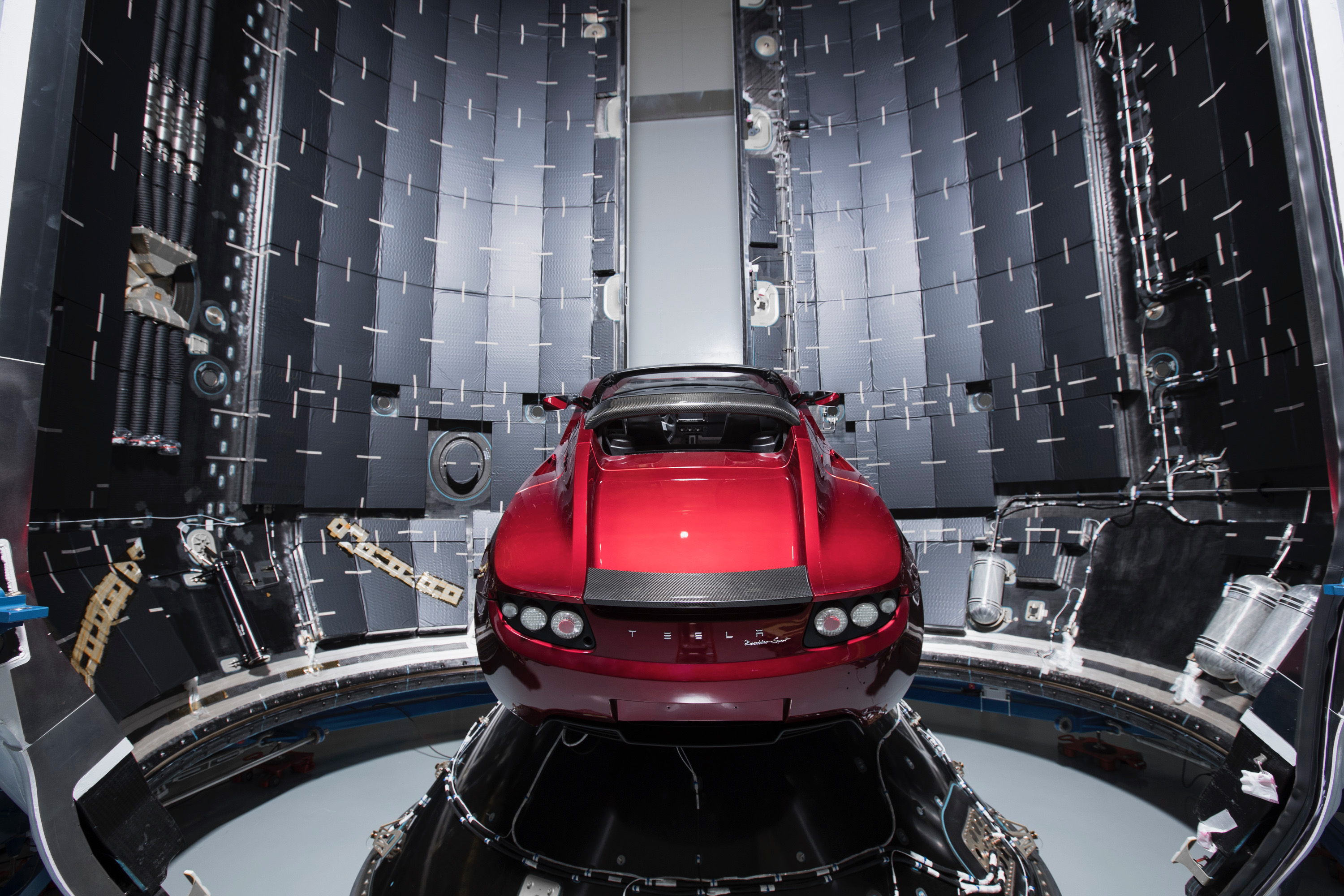 Космическая машина. Элон Маск Тесла в космосе. Falcon Heavy Tesla Roadster.