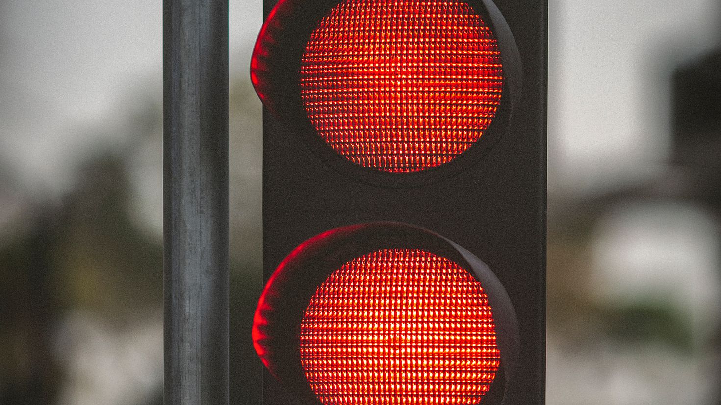 Сколько штраф на красный свет 2024. Светофор trafficlight-led 230в. Красный светофор. Красный свет светофора.