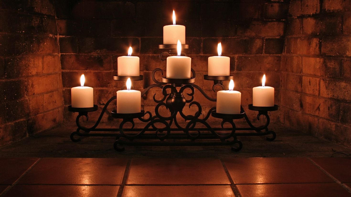 Камин со свечами