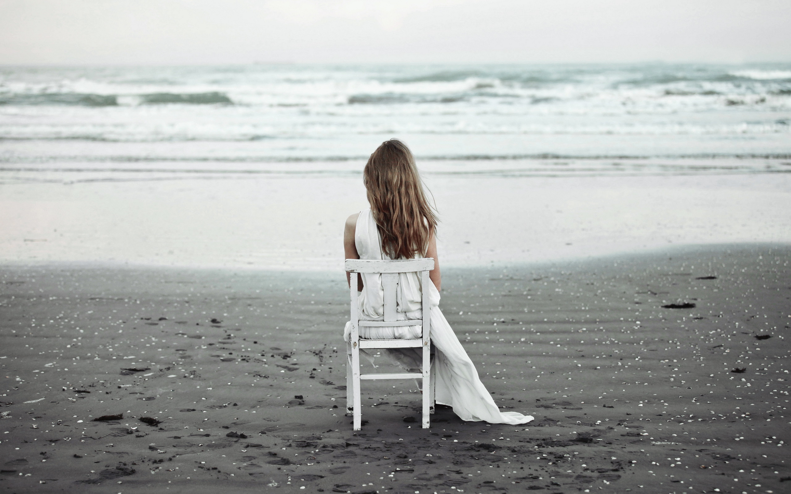 Любящий одиночество. Море одиночество. Одинокая девушка. Девушка сидит у моря. Это одиночество.