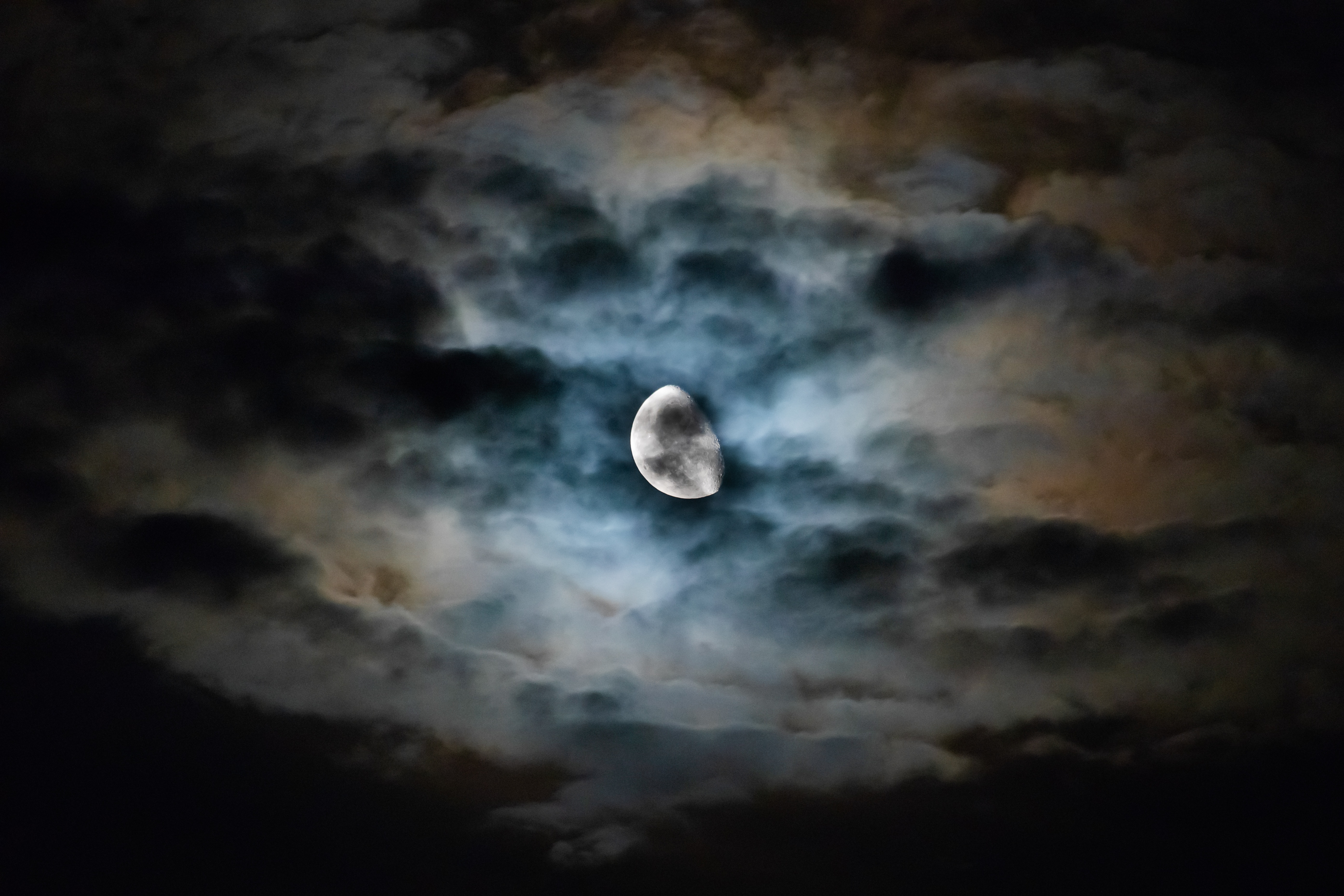 149118 Hintergrundbild herunterladen sky, übernachtung, clouds, mond, dunkel, hauptsächlich bewölkt, bedeckt - Bildschirmschoner und Bilder kostenlos