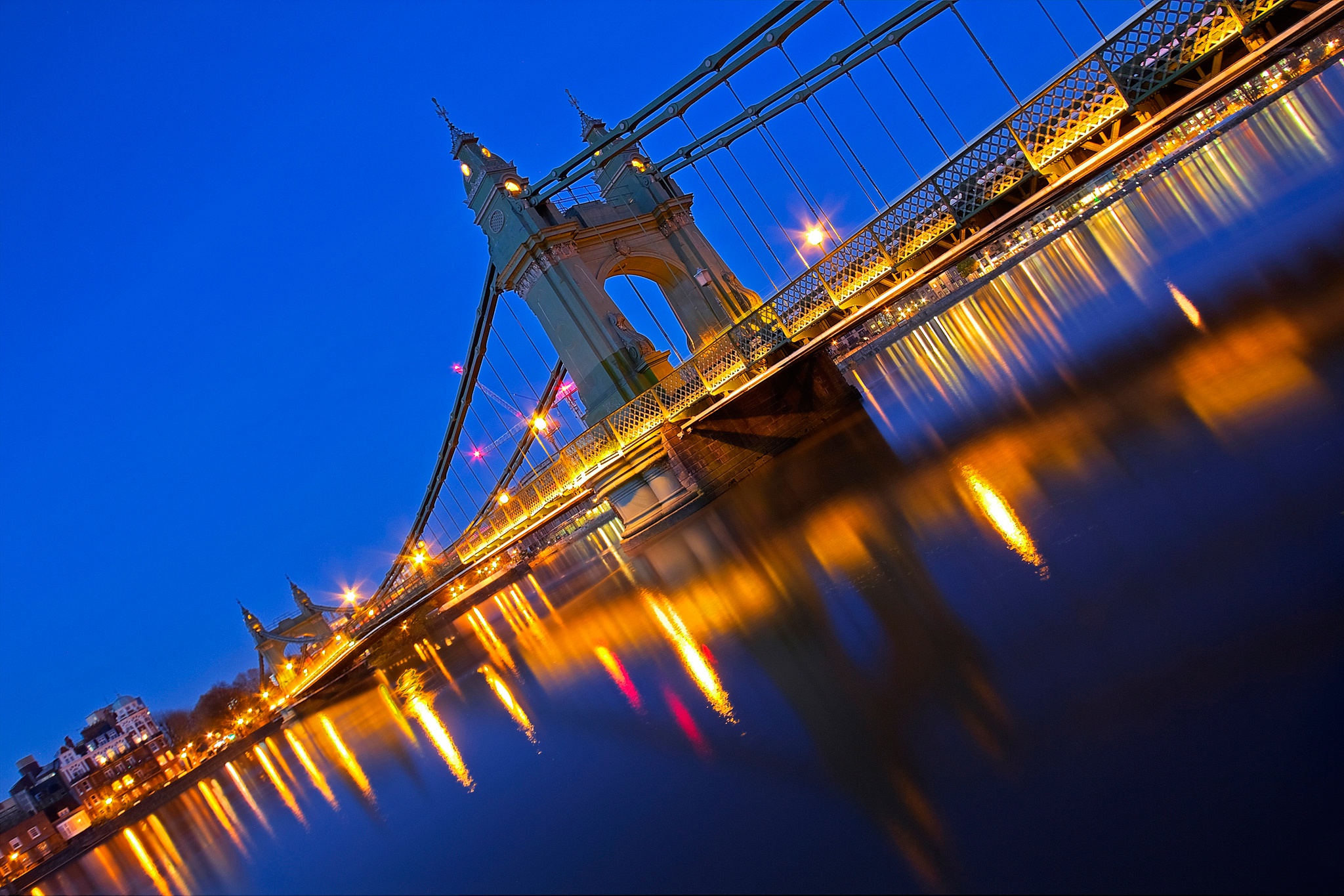 Nights bridge. Лондон, Великобритания мост Хаммерсмит,. Tower Bridge ночью. Саратовский мост ночью. Ночной Лондон фото.