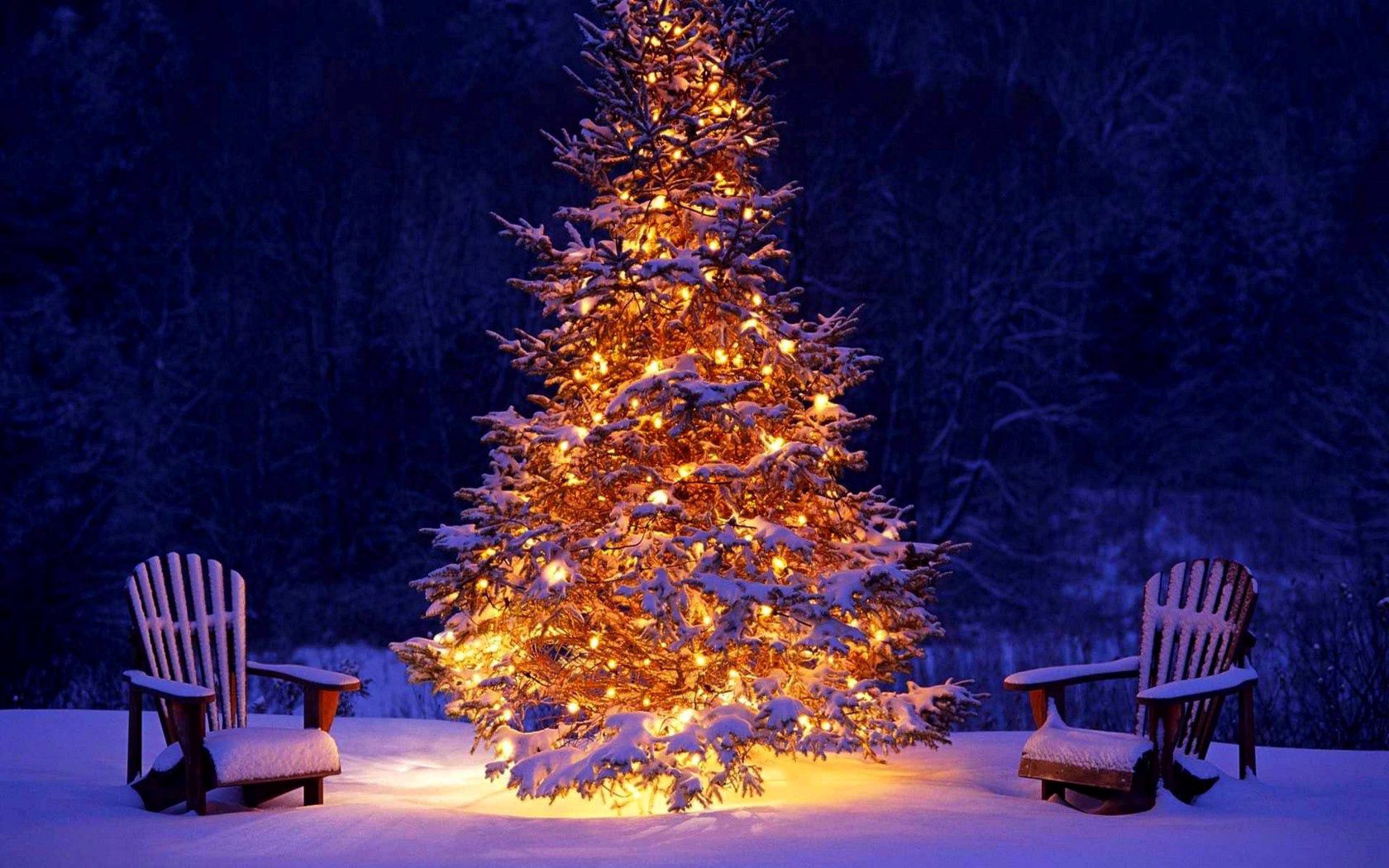 118196 Hintergrundbild herunterladen schnee, feiertage, weihnachten, weihnachtsbaum, neujahr, dekoration, neues jahr, garland, stühle, girlanden - Bildschirmschoner und Bilder kostenlos