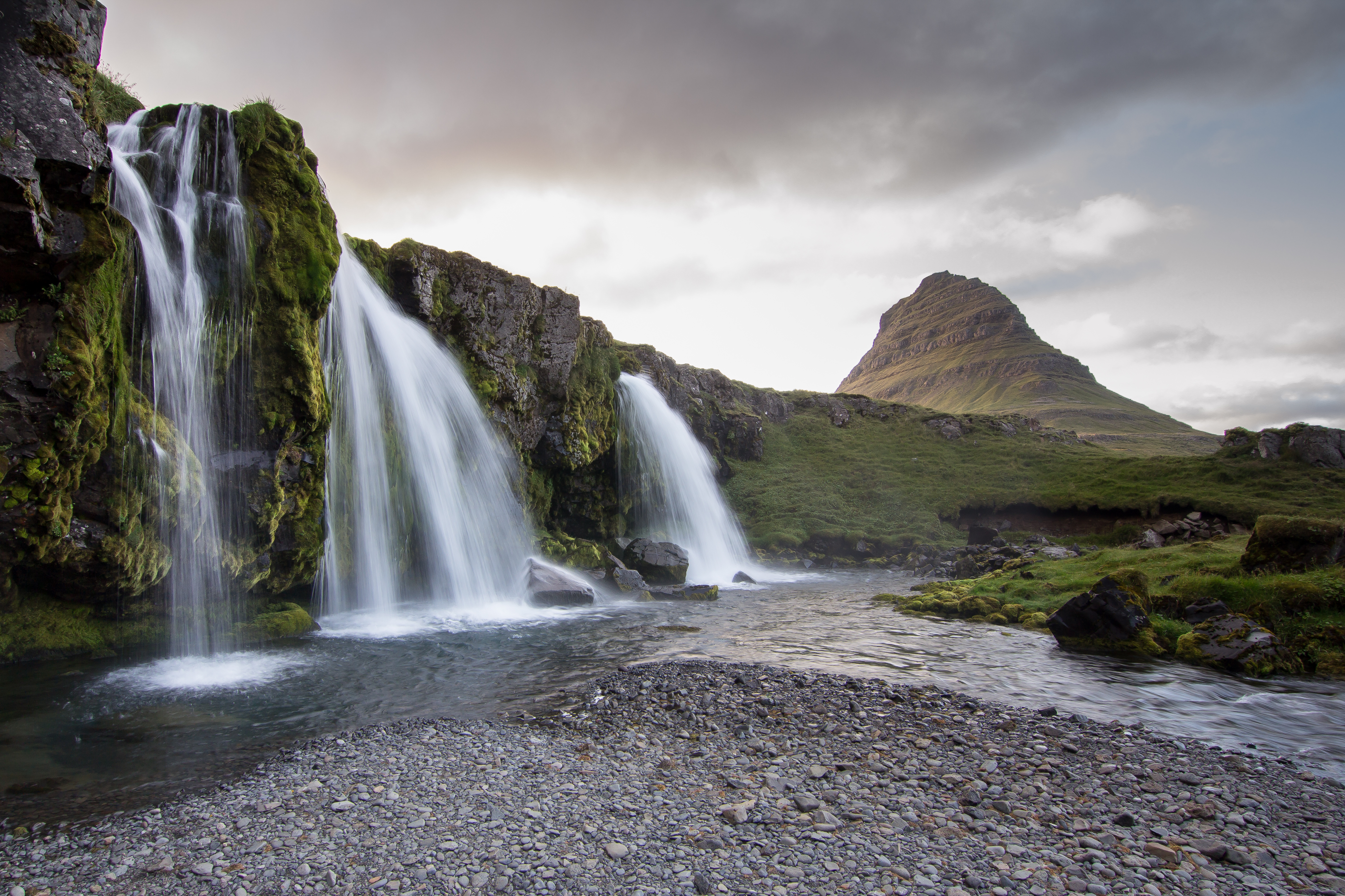Скачати мобільні шпалери Скала, Скеля, Природа, Ісландія, Водоспад, Вода, Пейзаж безкоштовно.