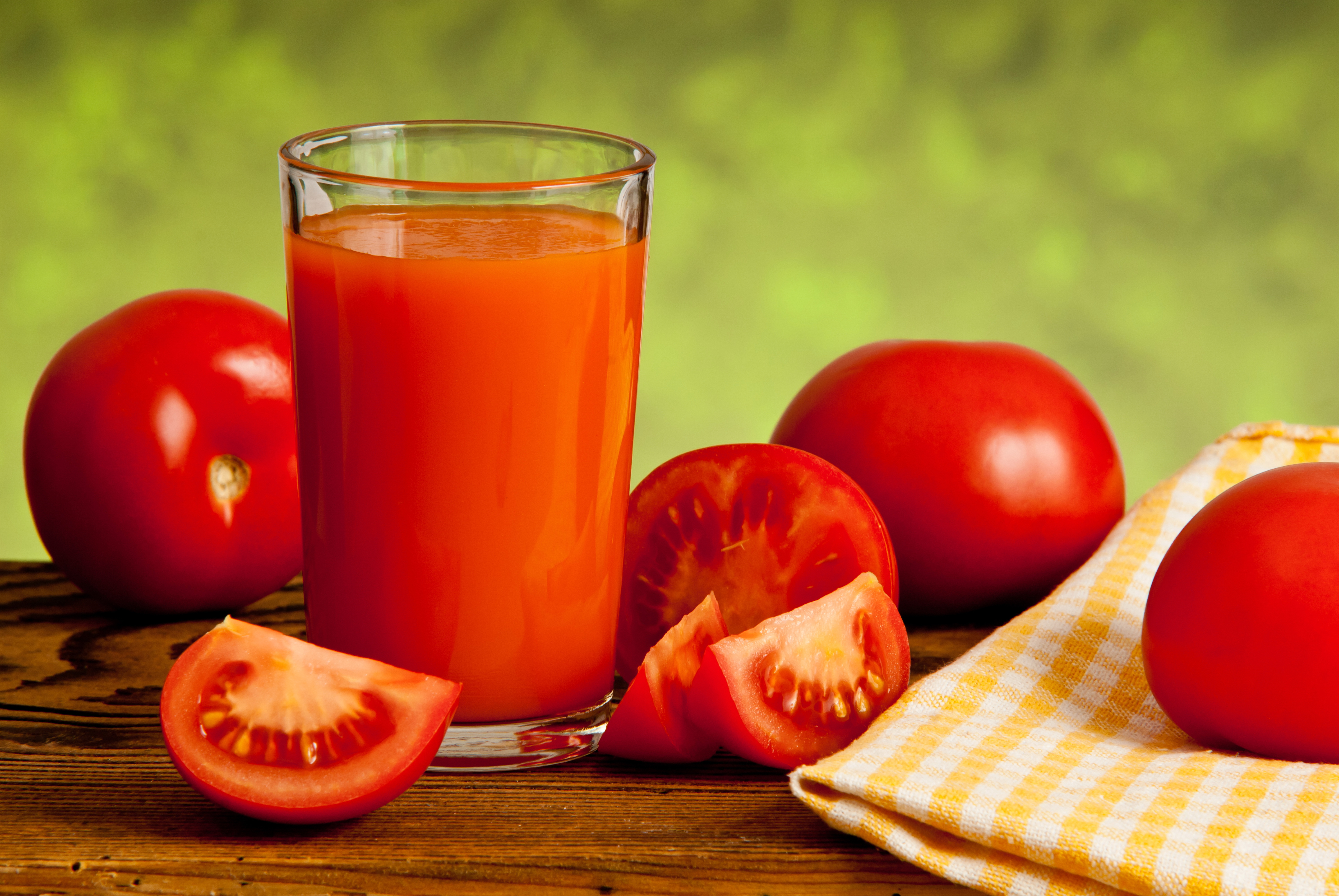 Какие вещества содержатся в томатном соке. Томатный сок. Помидор сок. Помидоры в томатном соке. Стакан томатного сока.