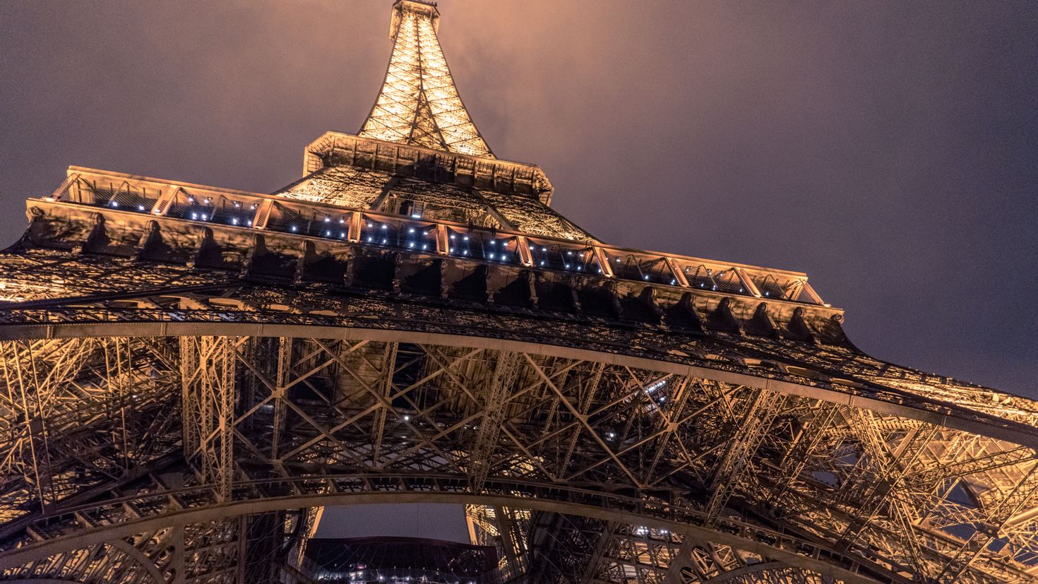 Eiffel tower. Париж Эйфелева башня вид снизу. Башня Эйфеля в Париже. Париж архитектура эльфивая башня. Архитектура эльфовой башни.