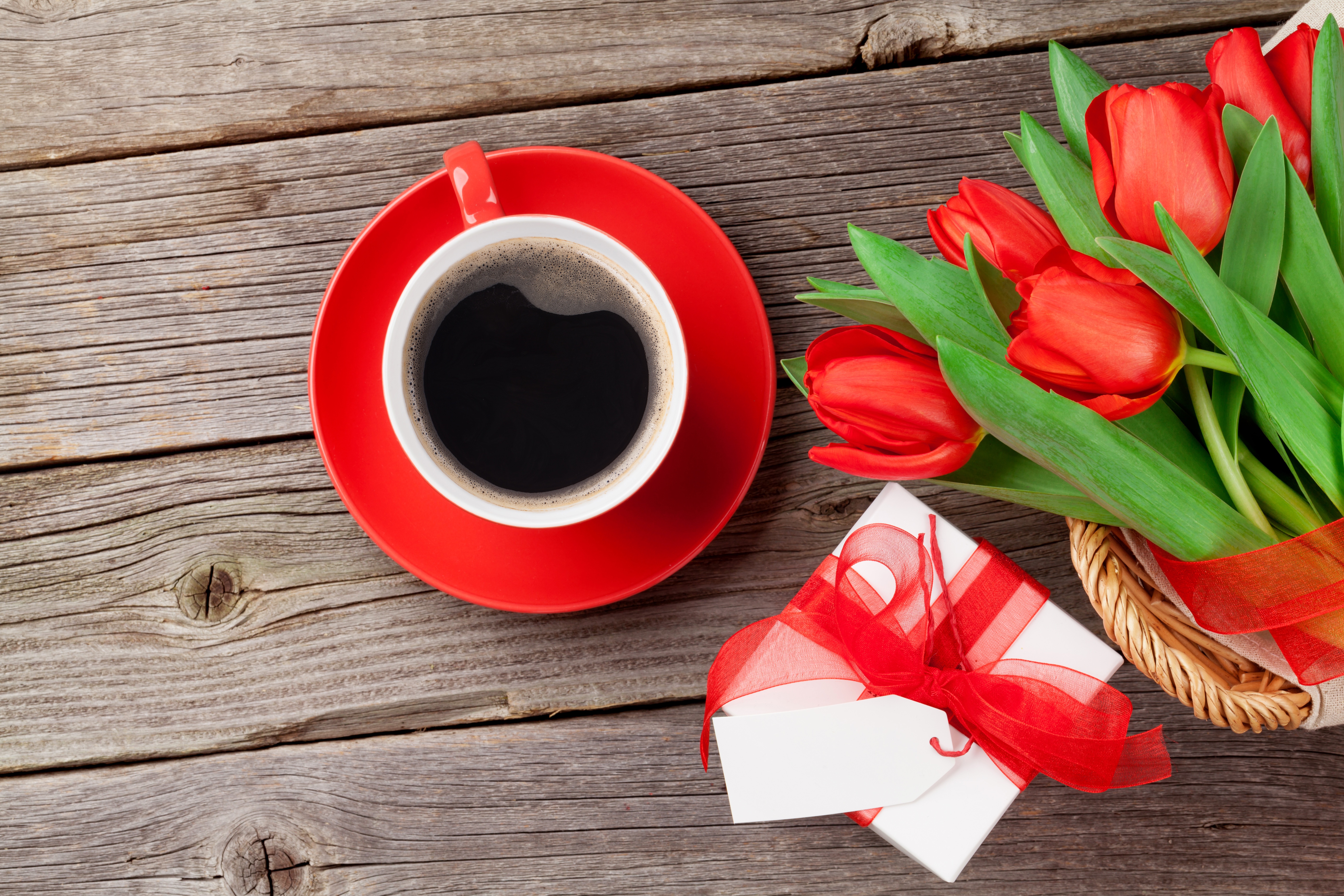 Красные тюльпаны с кофе
